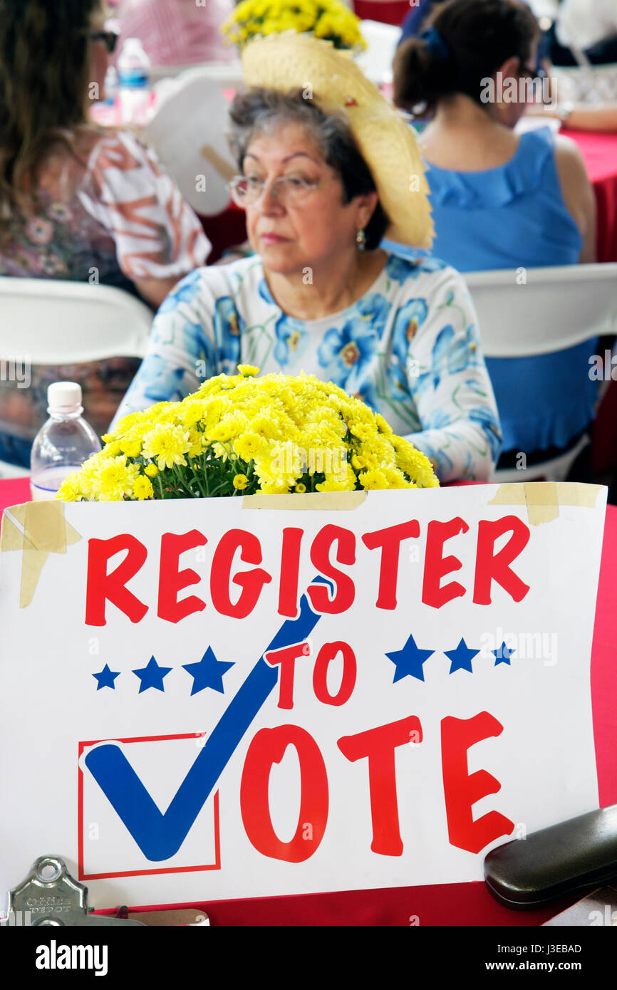 Miami Florida,Tropical Park,Cuban Exode relief Project,festival,festivals,politique,inscription des électeurs,signe,femme hispanique femme femme femme,senior Banque D'Images