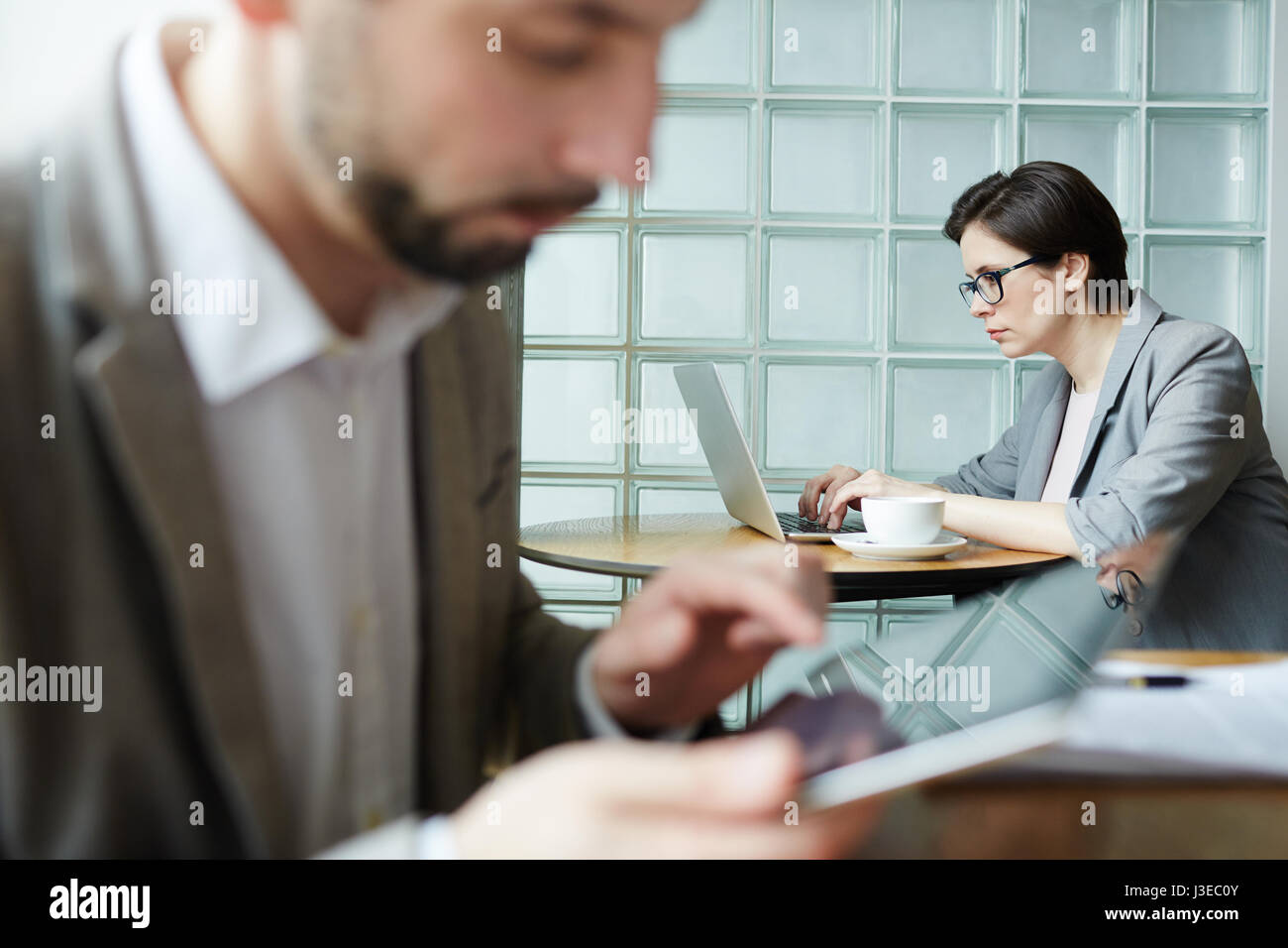 Travailler avec un ordinateur portable Banque D'Images