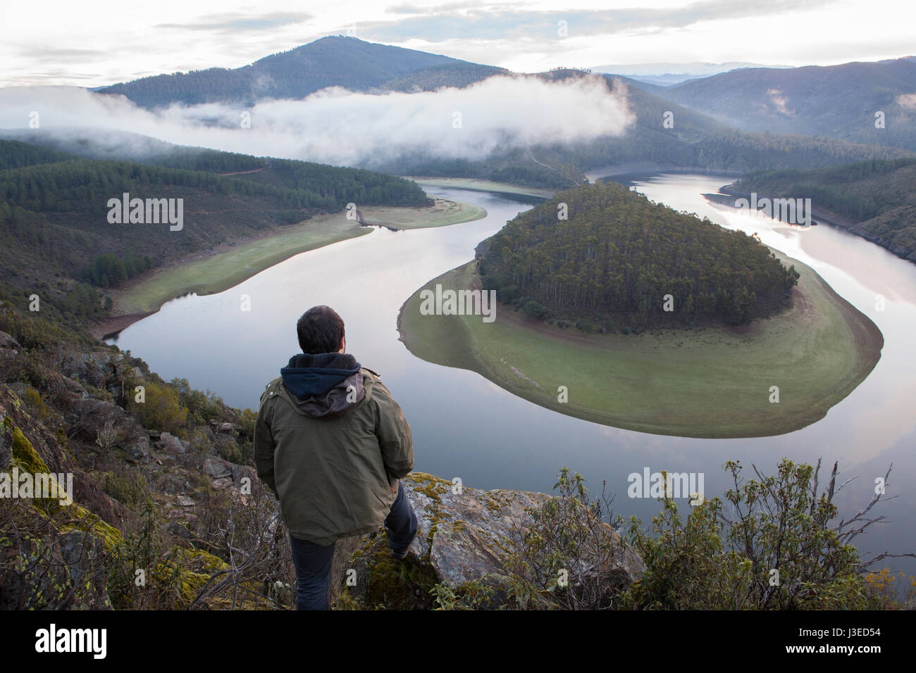 Tourisme porte sur la rivière Alagon serpentent avec lever du soleil le matin seulement et vie active. Cet endroit s'appelle la Melero et n'est pas loin de Riom Banque D'Images