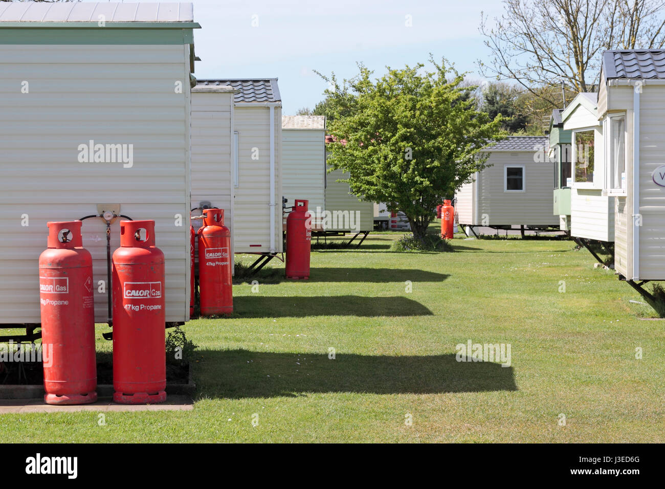 Rangées de caravanes chacun avec deux bouteilles de gaz de 47kg Calor branché sur une maison de vacances caravan park Banque D'Images
