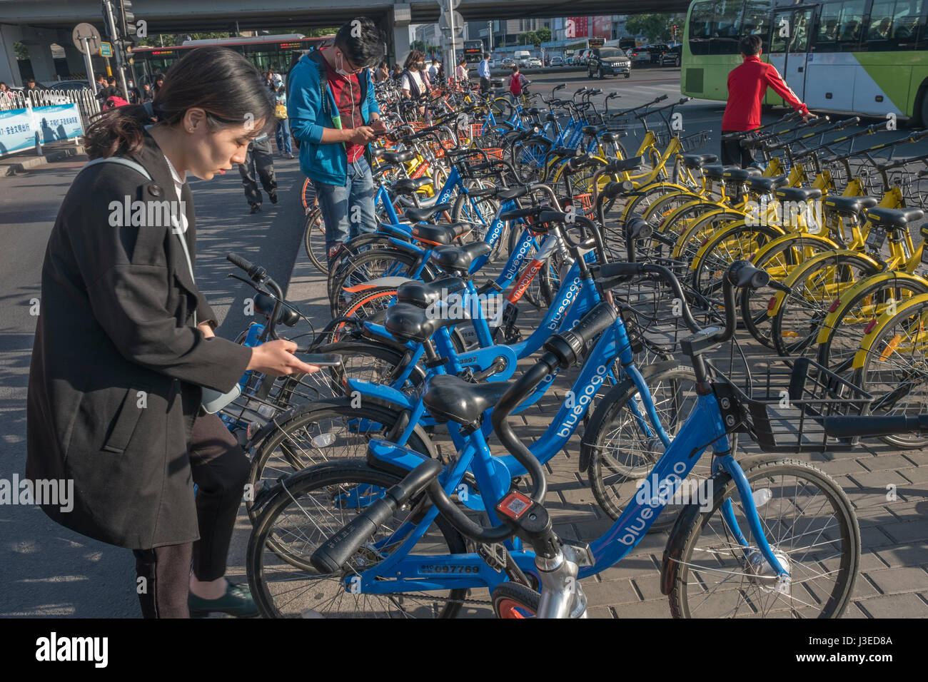 Les gens utilisent des vélos-partage à Beijing, Chine. 05-mai-2017 Banque D'Images