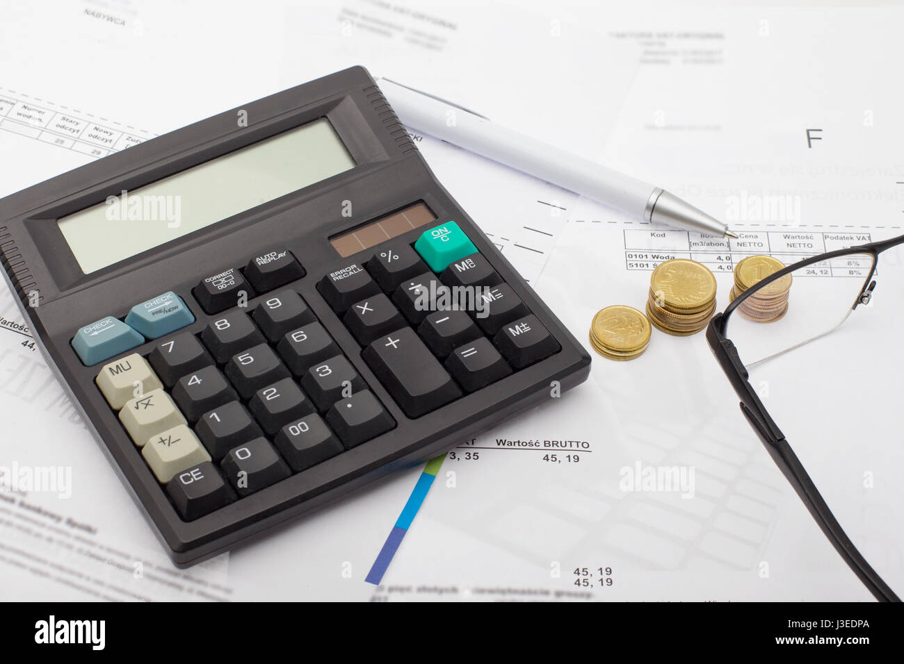 Comptabilité financière - entreprise. Le calcul des factures du ménage, l'épargne des ménages Banque D'Images