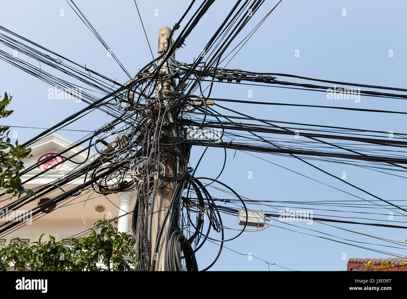 Hoi An, Vietnam - 11 mars 2017 : l'infrastructure malpropre typique au Vietnam. Le résultat de cette solution est le manque d'électricité ou d'Internet au cours de Banque D'Images