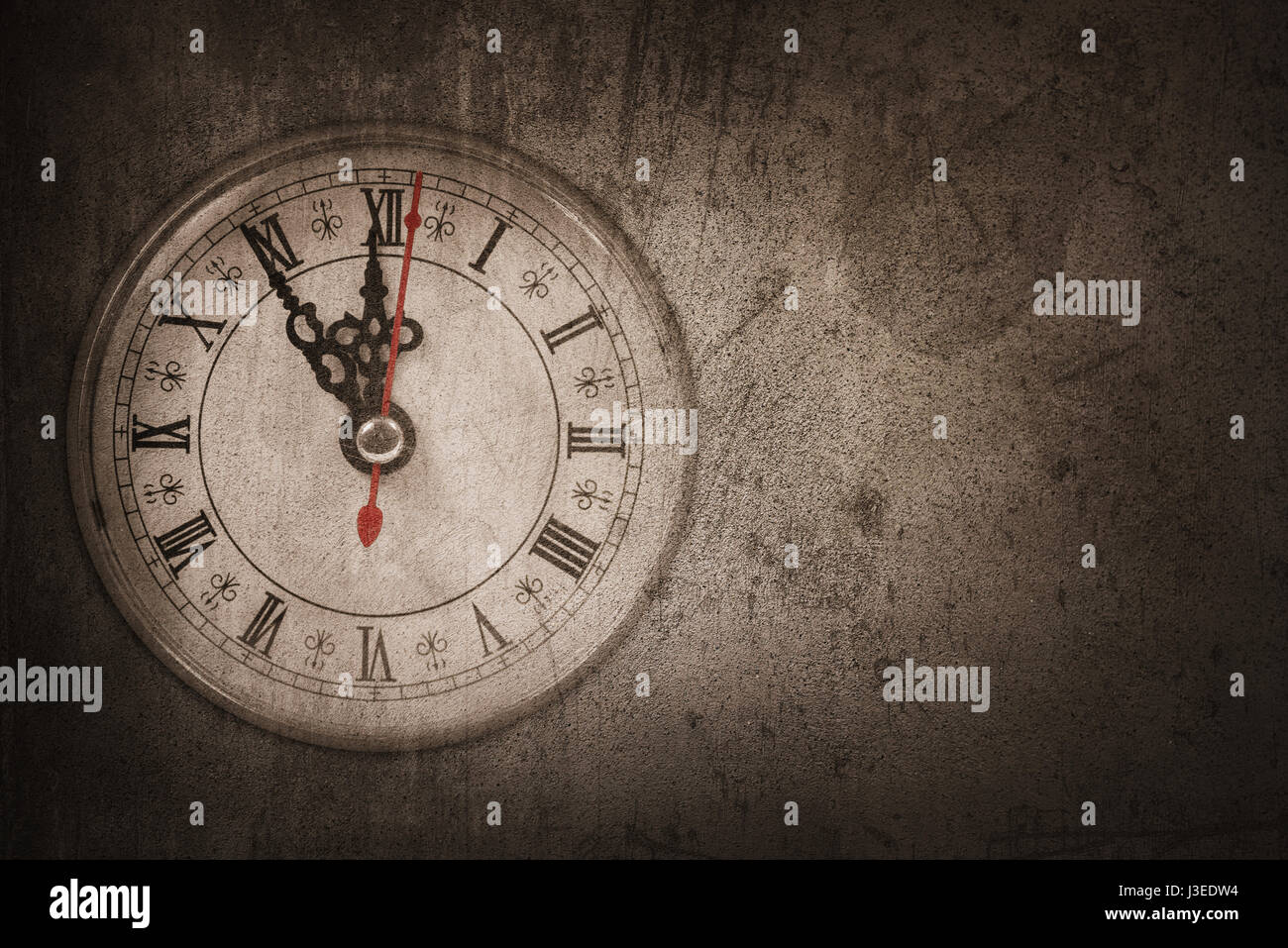 Horloge murale suspendue sur le côté gauche dans un mur brun Banque D'Images