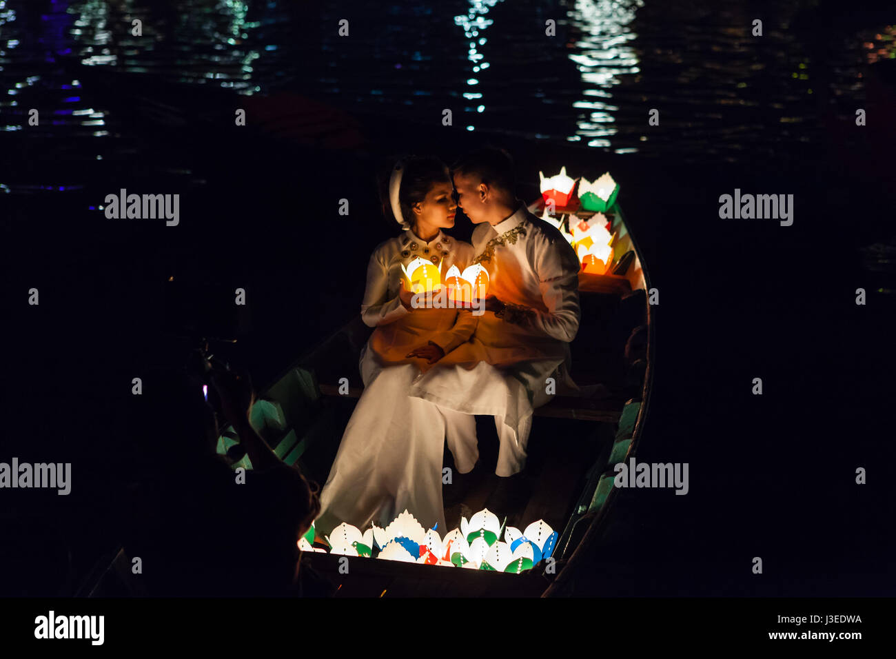Hoi An, Vietnam - 11 mars 2017 : épouses vietnamiennes en costume traditionnel sur le bateau, festival Pleine Lune nuit Banque D'Images