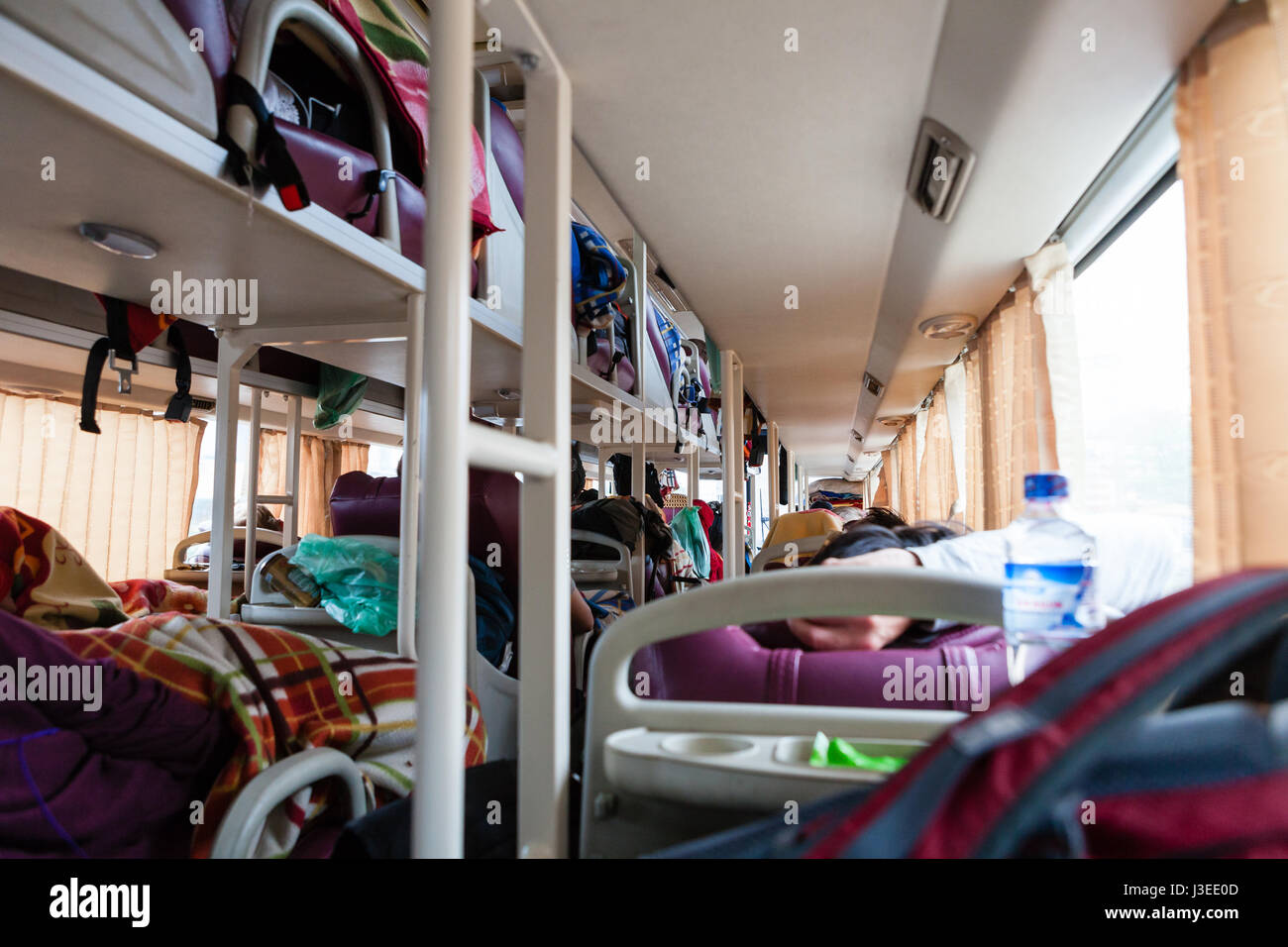 Vietnam - 10 mars 2017 : Voyage à travers le pays en bus couchage vietnamiens Banque D'Images