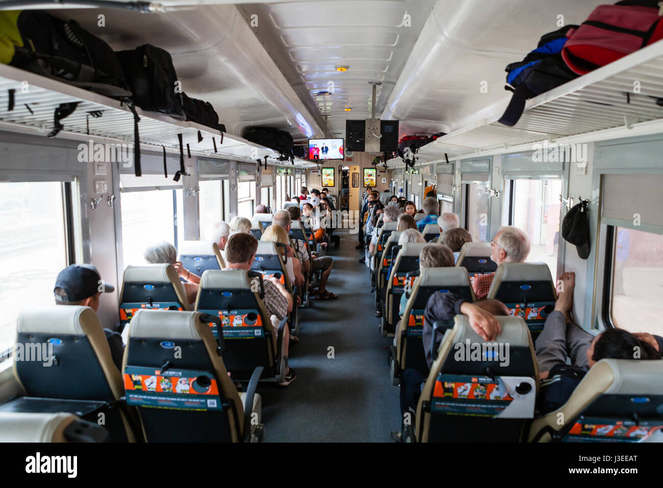 Vietnam - 11 mars 2017 : train vietnamien de l'intérieur, transport avec sièges souples Banque D'Images