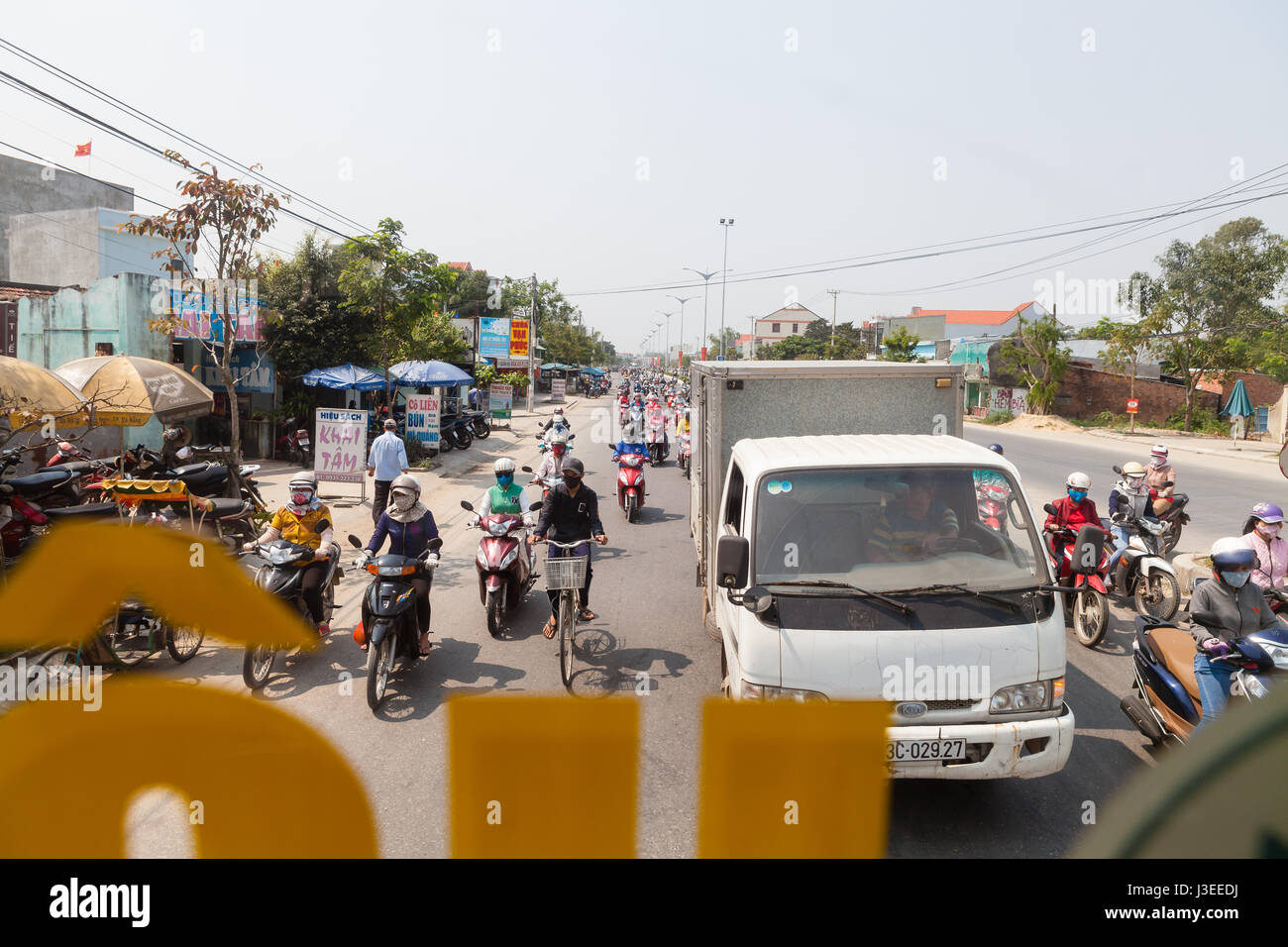 Vietnam - 11 mars 2017 : banlieue bondé Road (entre Da Nang et Hoi An). Le trafic lourd en raison de la prochaine Pleine Lune festival Banque D'Images