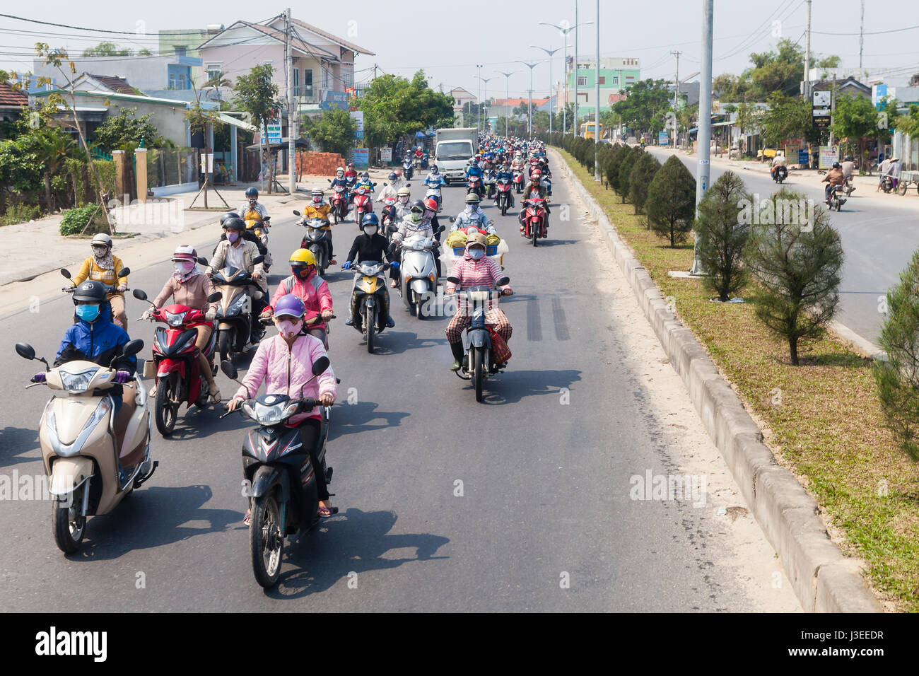 Vietnam - 11 mars 2017 : banlieue bondé Road (entre Da Nang et Hoi An). Le trafic lourd en raison de la prochaine Pleine Lune festival Banque D'Images