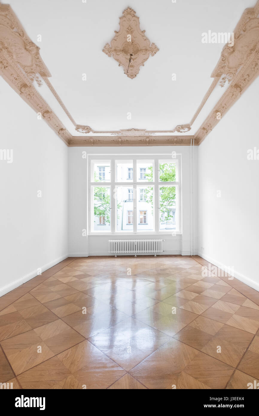 Salle vide avec parquet et plafond en stuc - nouveau rénové appartement dans immeuble ancien Banque D'Images