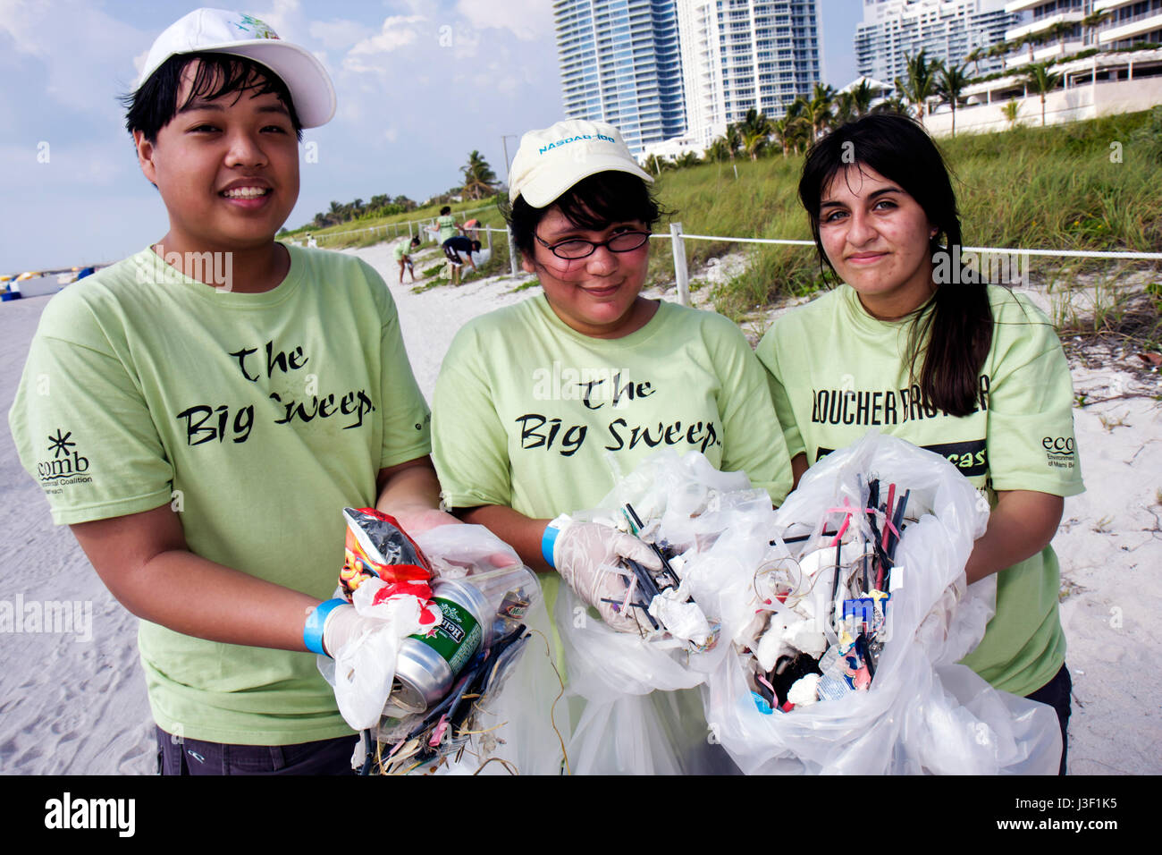 Miami Beach Florida,ECOMB,Environmental Coalition of,Miami Beach,Big Sweep,nettoyage de plage,étudiants bénévoles bénévoles bénévoles bénévoles worke travail Banque D'Images
