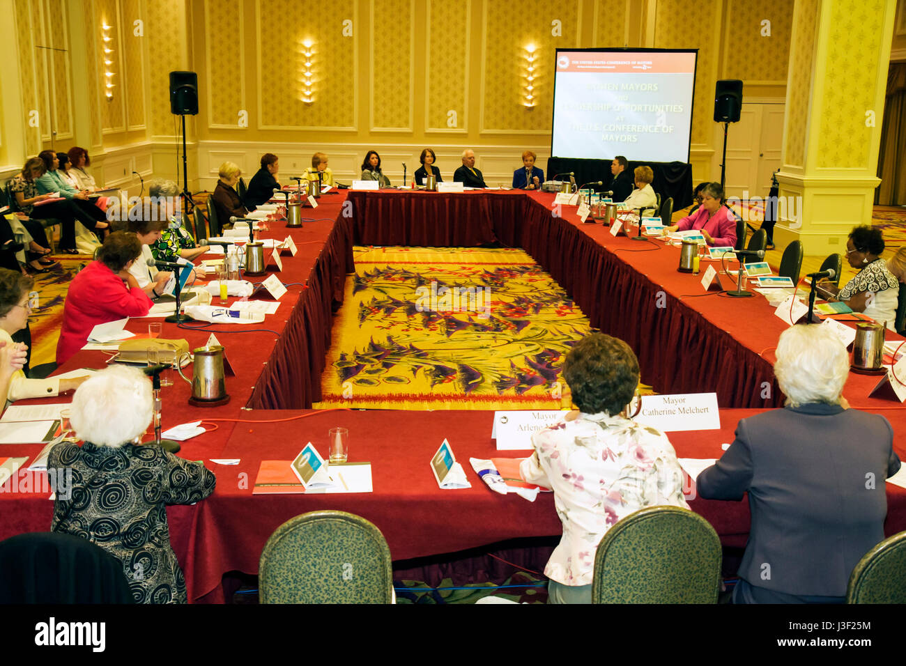 Miami Florida,InterContinental,hôtel,Conférence des maires des États-Unis,Réunion des maires des femmes,questions de genre,forum,réseautage,travail,leadership,table ronde Banque D'Images