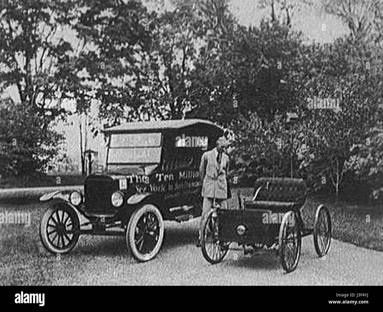 La Ford Model T de 1924 était un véhicule remarquable produit par la Ford Motor Company, symbolisant l'ère de la production de masse des automobiles. Il a joué un rôle central en rendant les voitures abordables pour la famille américaine moyenne. Banque D'Images