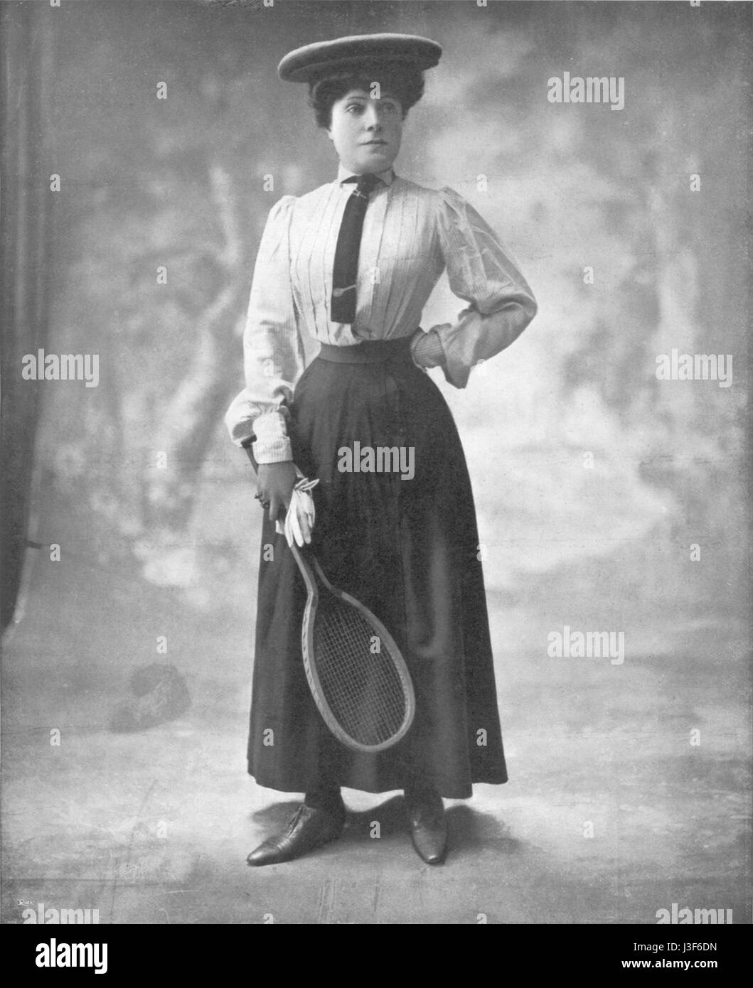 'Femina No. 161, octobre 1907' est un numéro du magazine français 'Femina' de 1907. Il aborde probablement des sujets culturels, sociaux ou littéraires pertinents à l'époque, reflétant la société française du début du XXe siècle. Banque D'Images