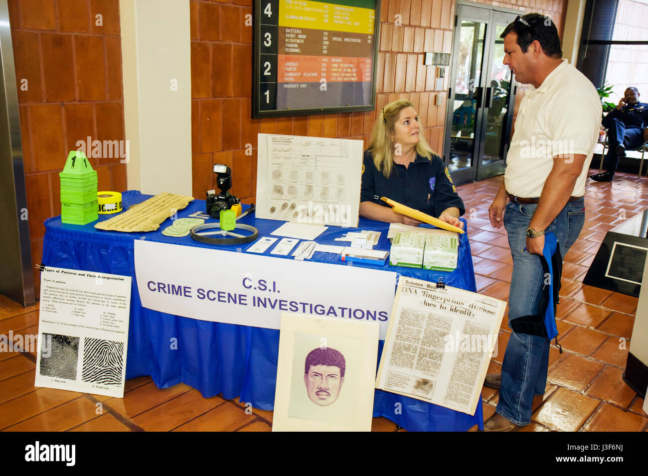 Miami Florida,Miami police Department,police Recruitment Open House,maisons,hispanique homme hommes, femme femme femmes,officier,candidat,emploi,droit e Banque D'Images Miami Florida,Miami police Department,police Recruitment Open House,maisons,hispanique homme hommes, femme femme femmes,officier,candidat,emploi,droit e Banque D'Images