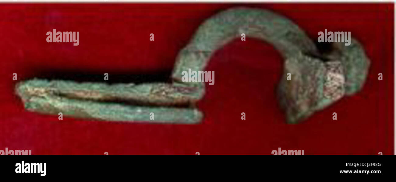 Un péroné est un ancien fermoir ou broche utilisé pour attacher des vêtements, en particulier dans la Rome antique et la Grèce. Typiquement fabriqués en métal, les fibulas étaient souvent décoratifs et fonctionnels, utilisés pour sécuriser des vêtements comme des manteaux et des tuniques. Banque D'Images