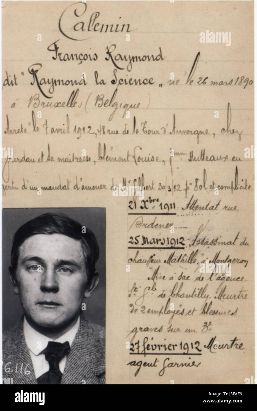 Un dossier de police sur Raymond Callemin, connu sous le nom de Raymond la Science, une figure notoire de l'histoire criminelle. Ce document fournit des détails clés sur ses antécédents et ses activités criminelles en France. L'implication de Calleminâ dans une série de crimes de grande envergure a été largement rapportée et étudiée dans le contexte des antécédents criminels français. Banque D'Images