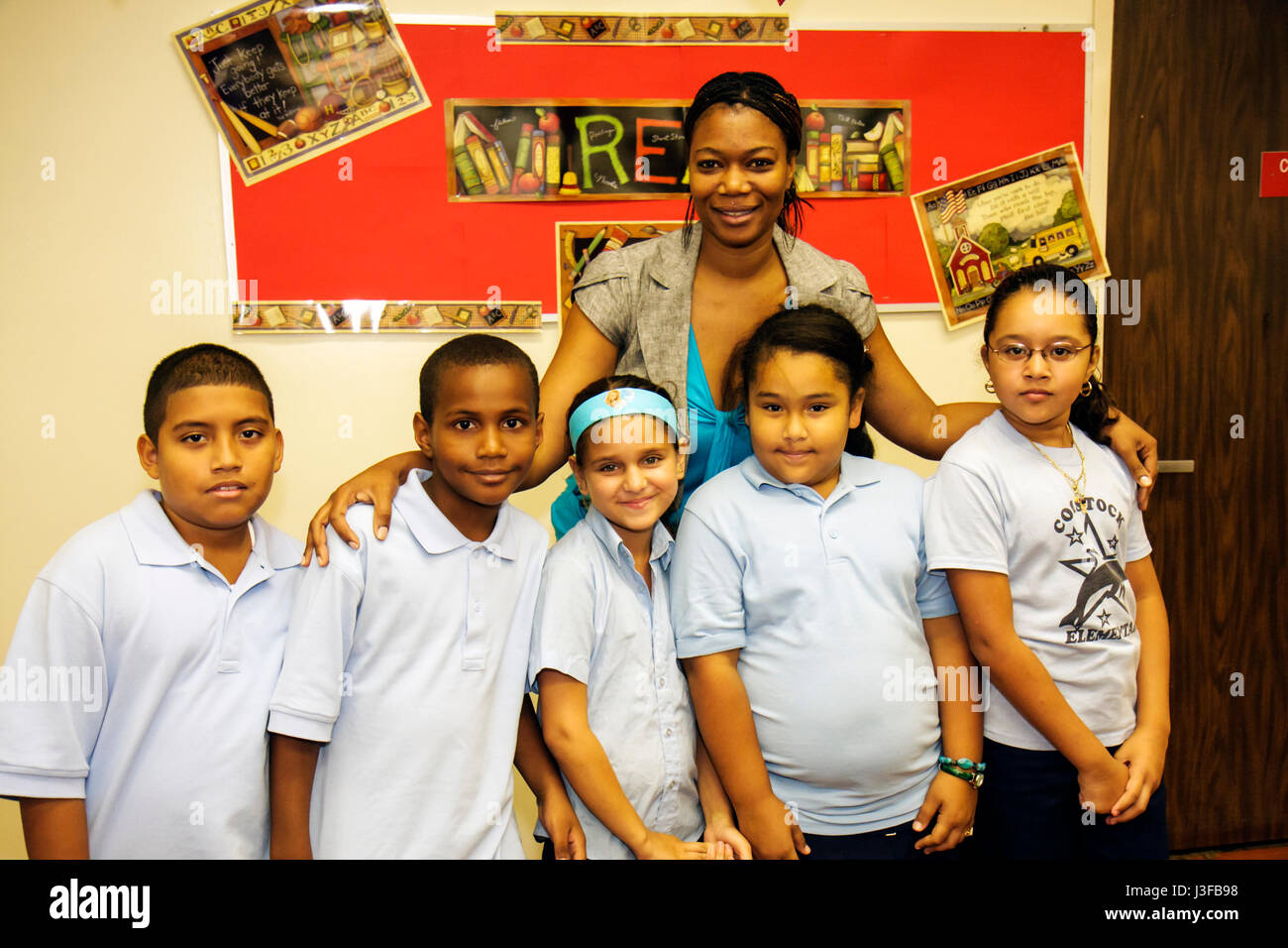 Miami Florida,Comstock Elementary School,Bienvenue Retour,Sac à dos Giveaway,Hispanic Black African Africains,femme femmes,enseignant,enseignants,garçon garçons,m Banque D'Images