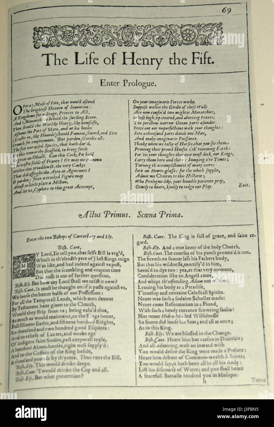 La première édition Folio de Henry V est l'une des collections imprimées les plus anciennes et les plus importantes de pièces de théâtre Shakespeareâ€™s. Il représente la préservation de l’une des œuvres historiques de Bardâ€™ pour les générations à venir. Banque D'Images