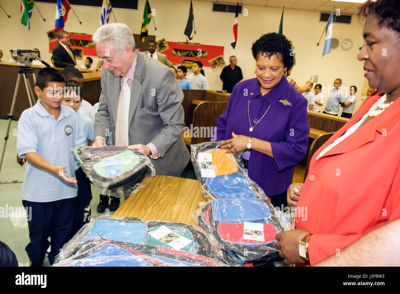 Miami Florida,Comstock Elementary School,Bienvenue Retour,Sac à dos Giveaway,hispanique Latin Latino ethno immigrants minorités ethniques, Commissaire de la ville A Banque D'Images