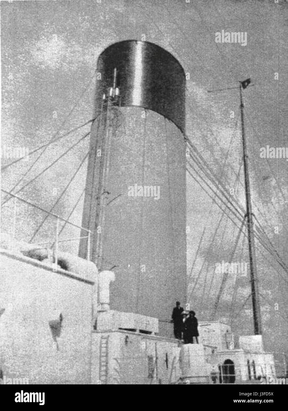 Image d'un entonnoir (Smokestack) du RMS Titanic, illustrant les caractéristiques de conception et d'ingénierie emblématiques du navire. Banque D'Images