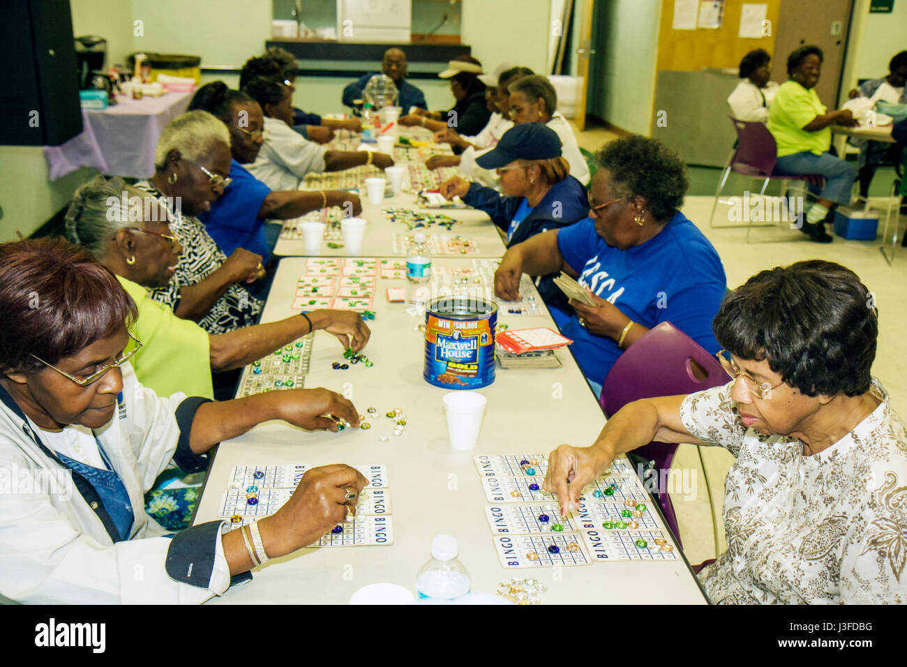 Miami Florida,Charles Hadley Park senior seniors citoyens citoyens,centre,centre,activités,Black Black African Africains,femme femmes,bingo,jeu, Banque D'Images