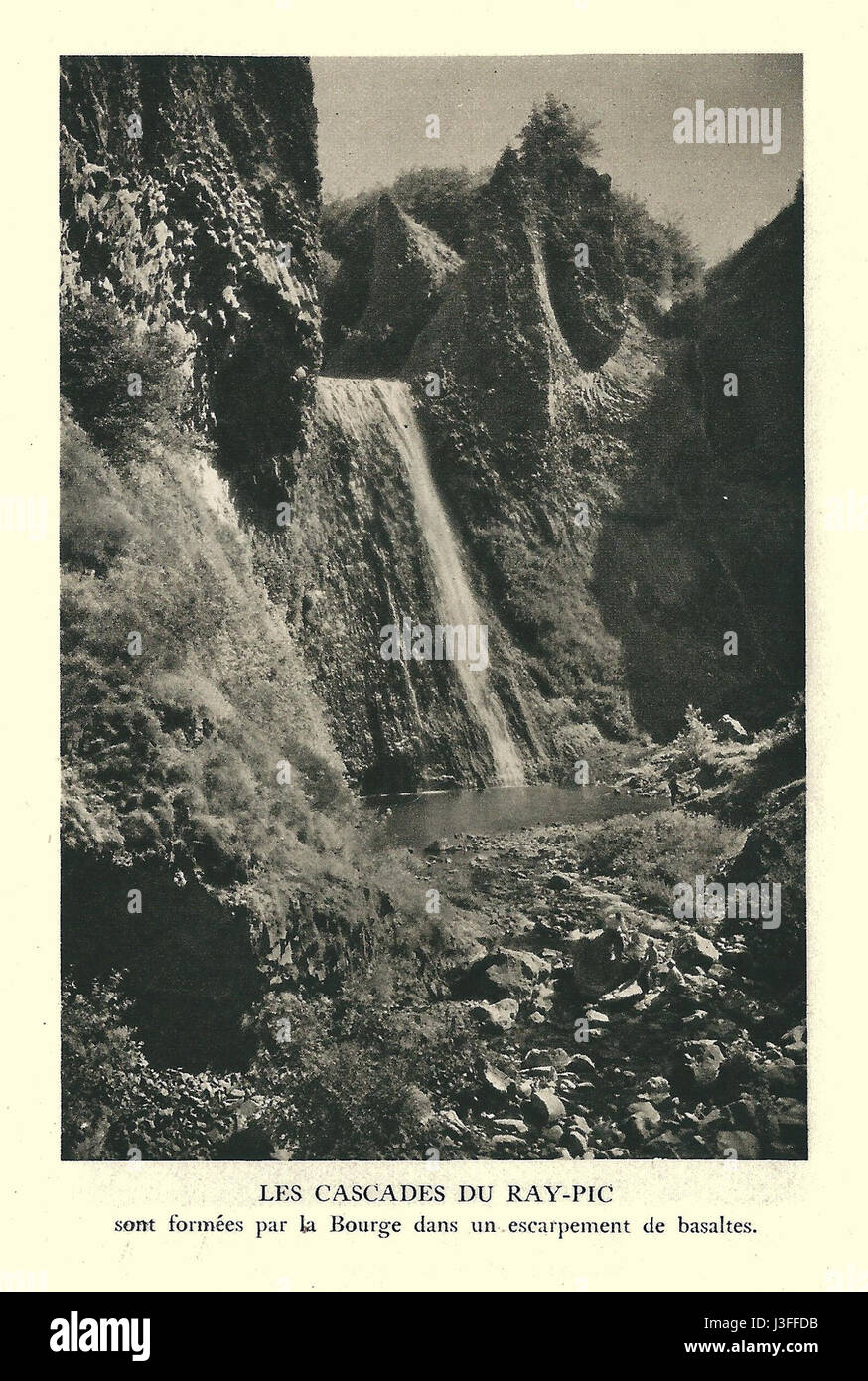 La collection intitulée 'G. L. Arlaud recueil' présente les pittoresques Vals Saint Jean et les cascades Ray pic, qui capturent leur beauté naturelle. Arlaud est connu pour ses représentations détaillées des paysages et des caractéristiques naturelles. Banque D'Images