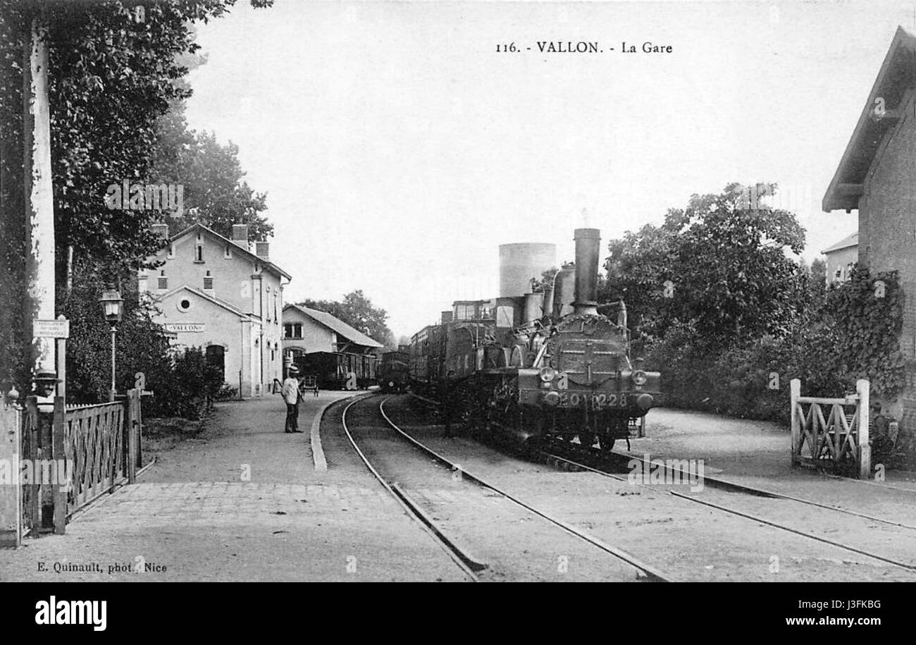 La 'Gare Vallon' de 1900 est une image historique ou une carte représentant une gare, probablement en France. Il offre un aperçu du voyage et de l’infrastructure ferroviaires du début du XXe siècle, montrant le rôle de la gare dans les réseaux de transport locaux. Banque D'Images