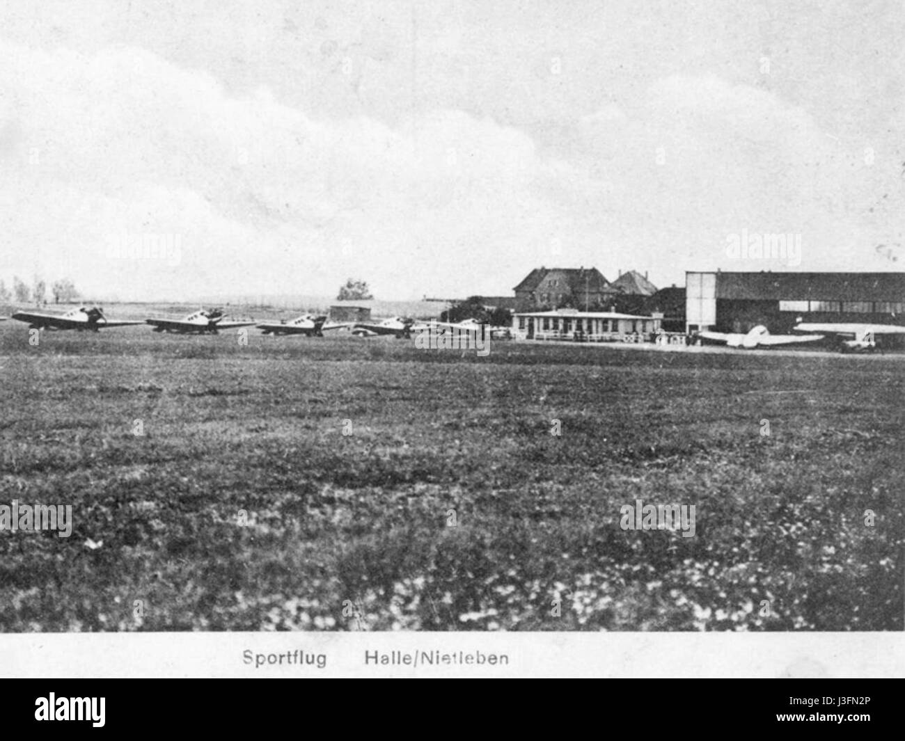 Flugplatz Halle Nietleben est un site sportif et aéronautique en Allemagne, historiquement utilisé à la fois pour les vols récréatifs et les événements sportifs. Il continue de servir de lieu de loisirs. Banque D'Images