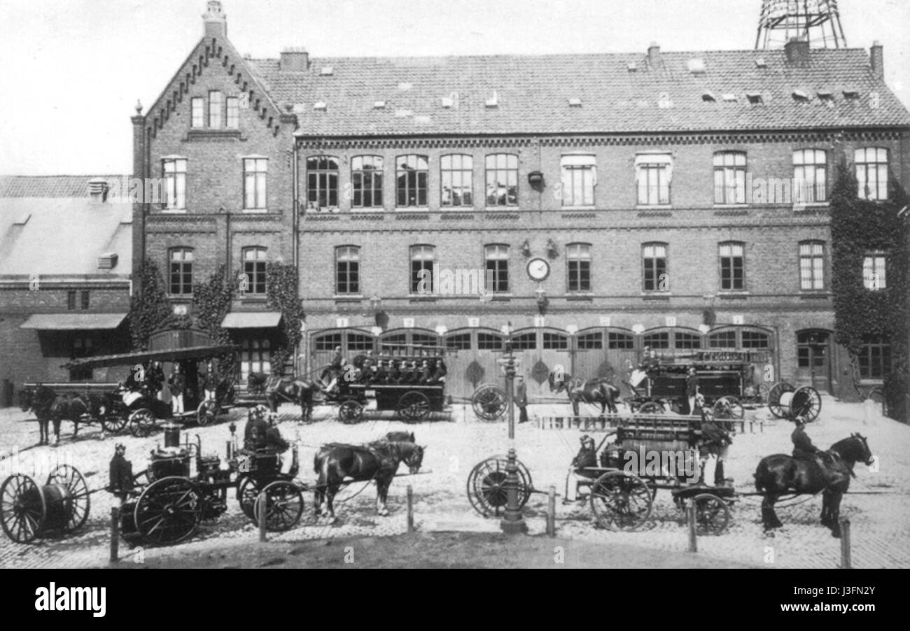 Il s'agit de la Feuerwehr Brême, le service d'incendie de Brême, en Allemagne, datant de 1880. L'histoire du département reflète peut-être la croissance des services d'incendie dans les villes européennes au cours du XIXe siècle. Banque D'Images