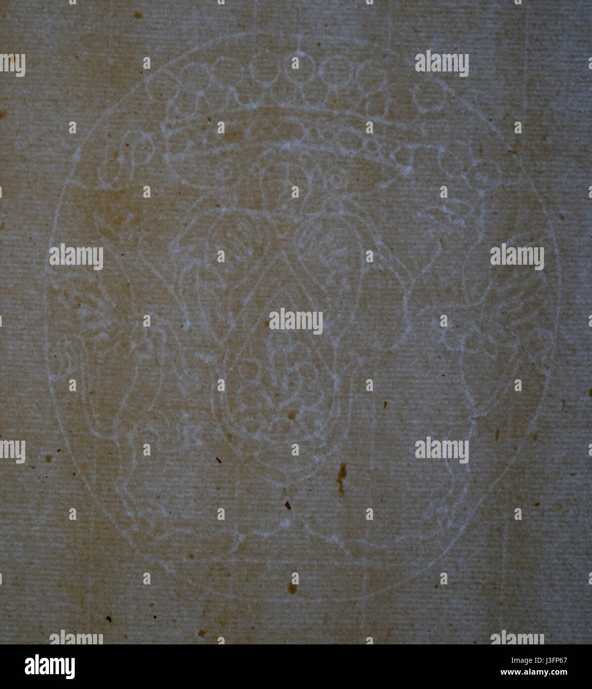 Le Filigrane Blason préparé Symphorien est un dessin héraldique détaillé, peut-être lié à un blason ou à un écusson familial, mettant en vedette des œuvres complexes en filigrane typiques des traditions héraldiques européennes. Banque D'Images