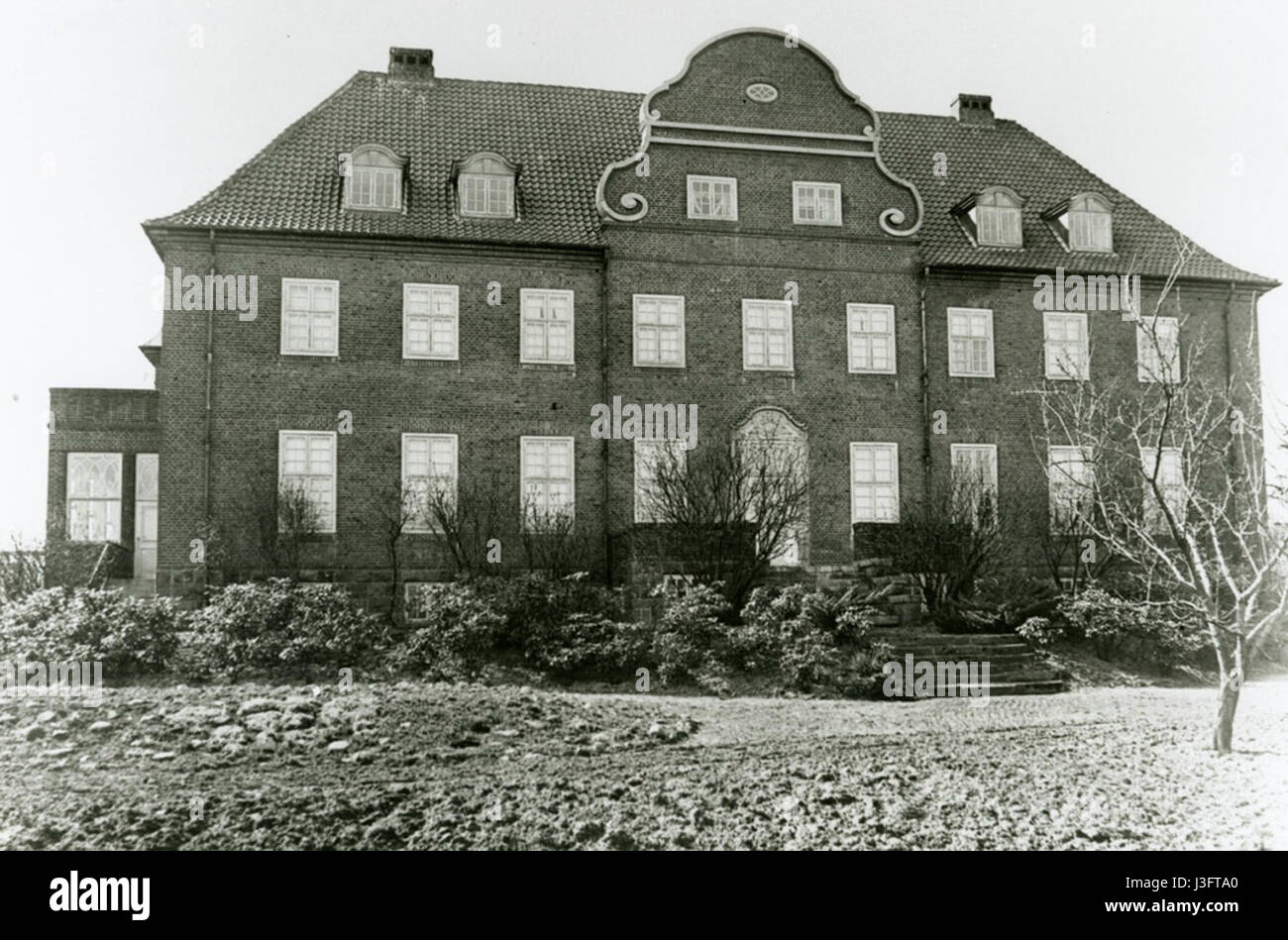 Une photographie historique de la police de Gentofte au Danemark de 1949. L'image montre des officiers de police de la force locale, capturant un moment dans l'histoire de l'application de la loi danoise au milieu du XXe siècle. Il donne un aperçu de l'uniforme, de l'équipement et du rôle de la police dans la société pendant cette période. Banque D'Images