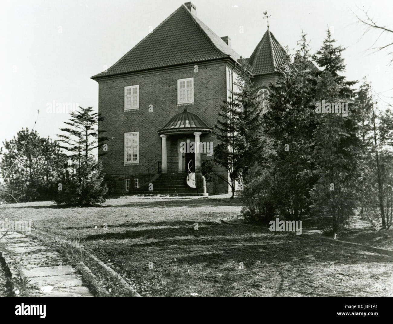 Cette photographie de 1949 montre le poste de police de Gentofte, capturant le style architectural et l'importance communautaire de la station dans le Danemark d'après-guerre. Il met en lumière le rôle joué par les forces de l'ordre locales au cours de la période considérée. Banque D'Images