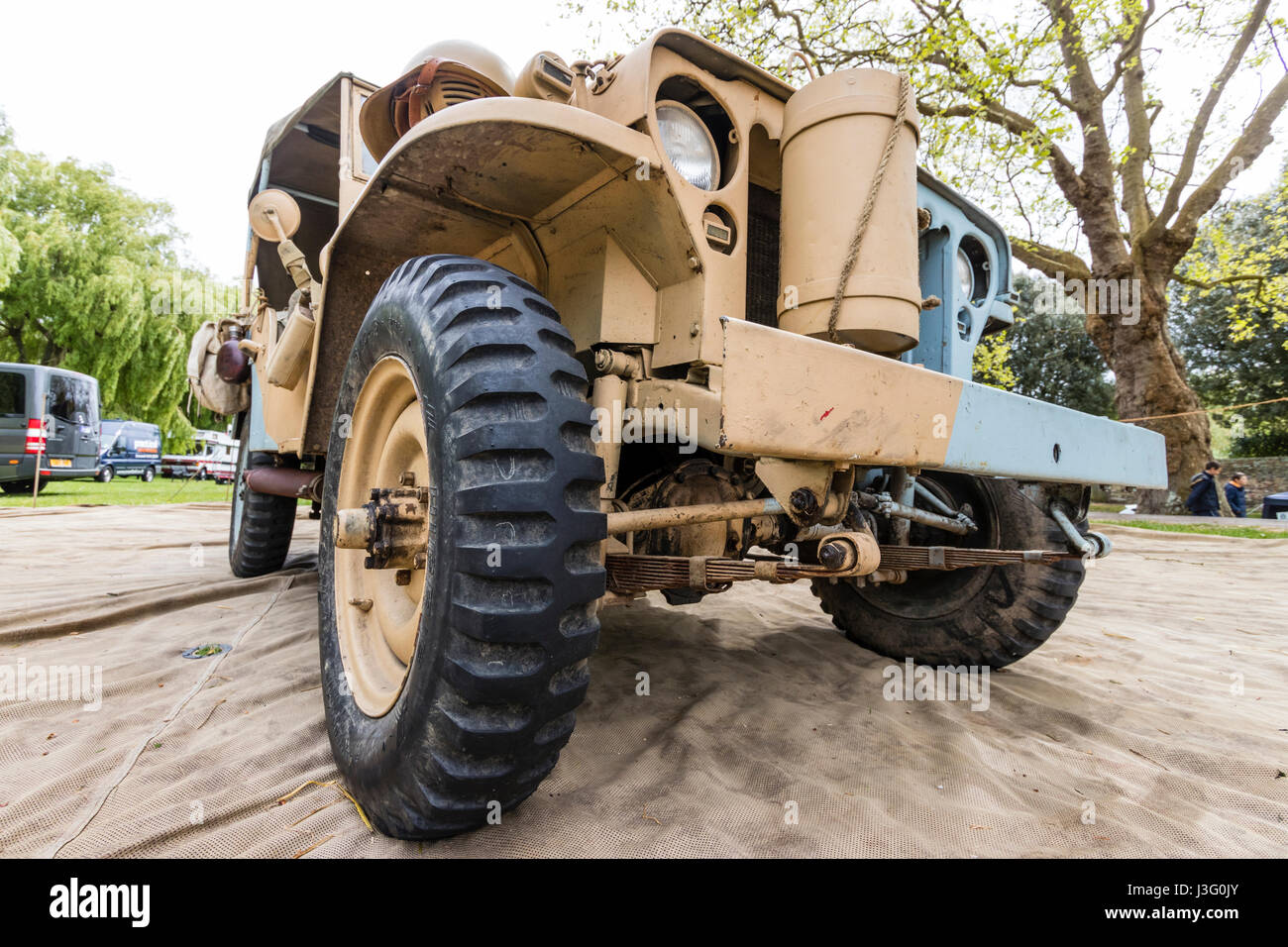 Salut à la 40's événement populaire dans la région de Sandwich, en Angleterre. Une guerre mondiale vintage deux jeep de la 'Desert rat' groupe de reconstitution. Low angle view. Banque D'Images
