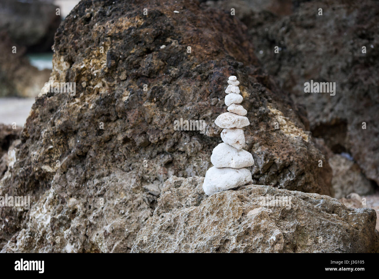 Contexte - la méditation Zen stones close up pile équilibrée sur mer plage Banque D'Images