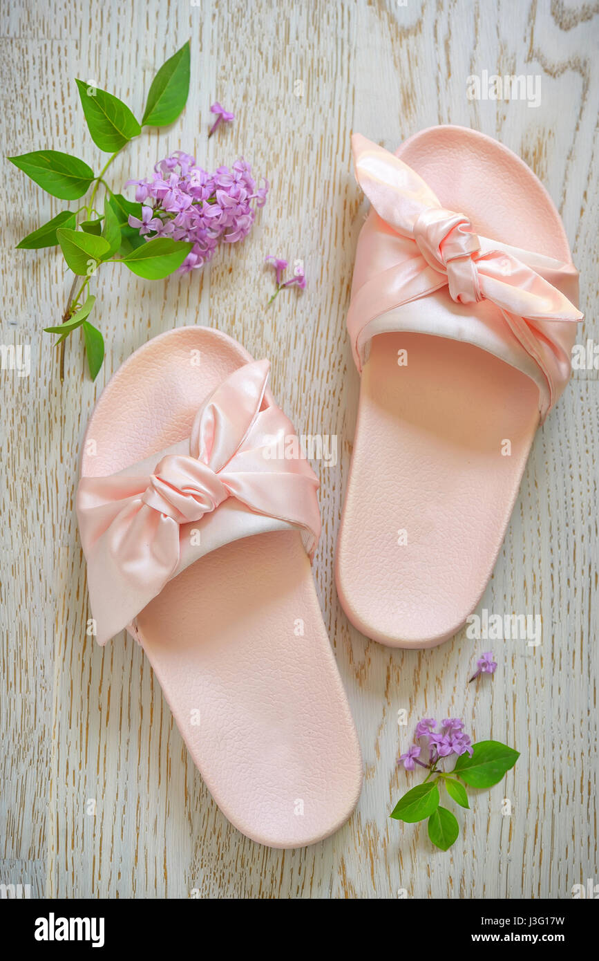 Chaussons femme rose rose sur fond de bois Banque D'Images