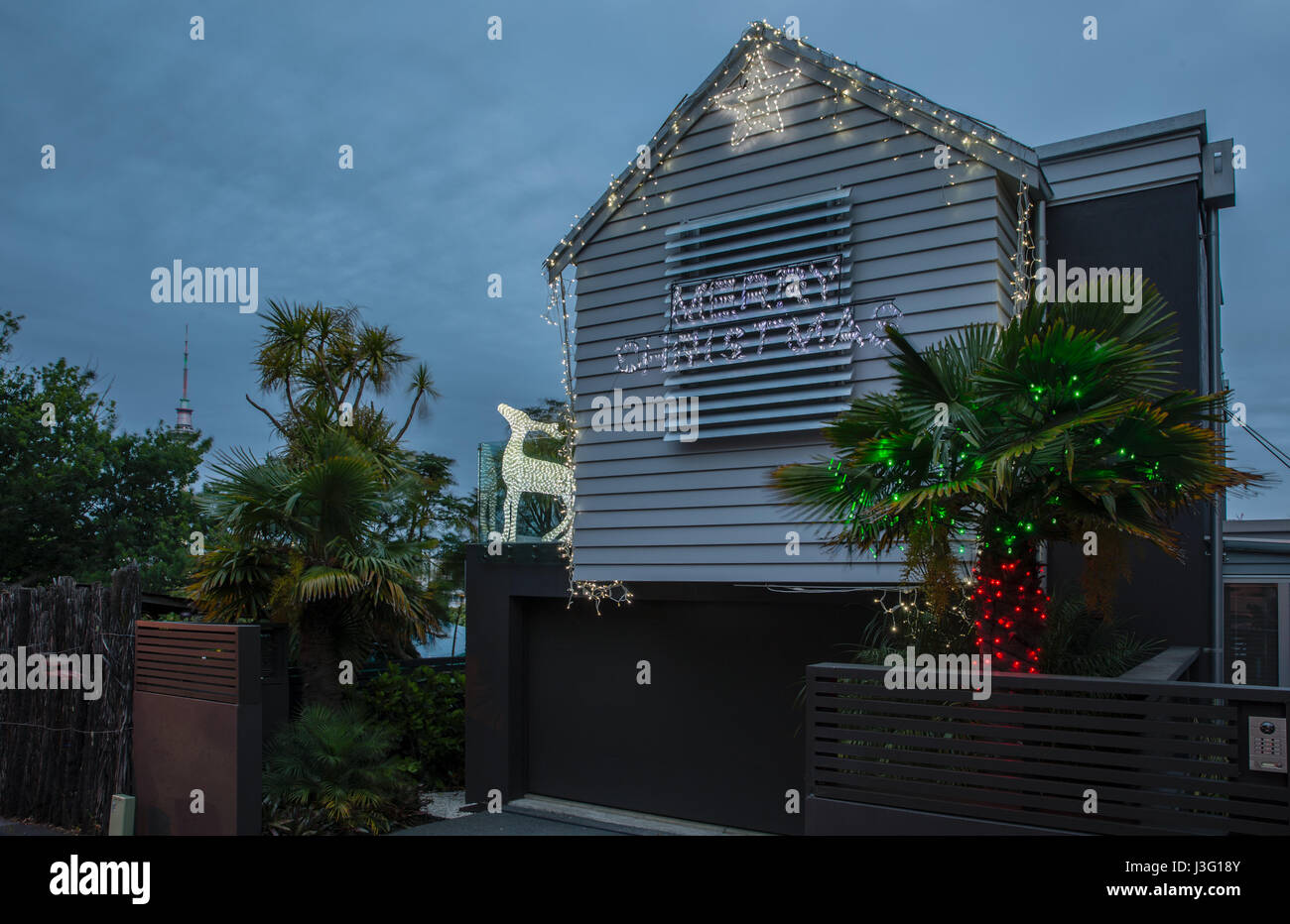 Les lumières de Noël décorer des maisons à Franklin Road, Auckland, Nouvelle-Zélande Banque D'Images