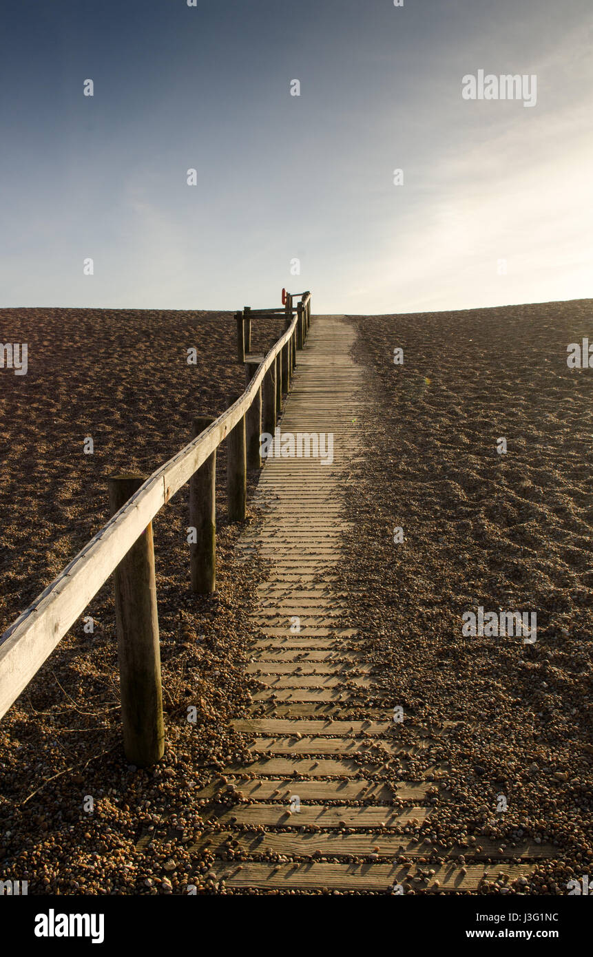 La promenade menant sur plage de Chesil à abbotsbury dorset sur la côte jurassique. Le chemin est partiellement masquée par la plage est de galets. Banque D'Images