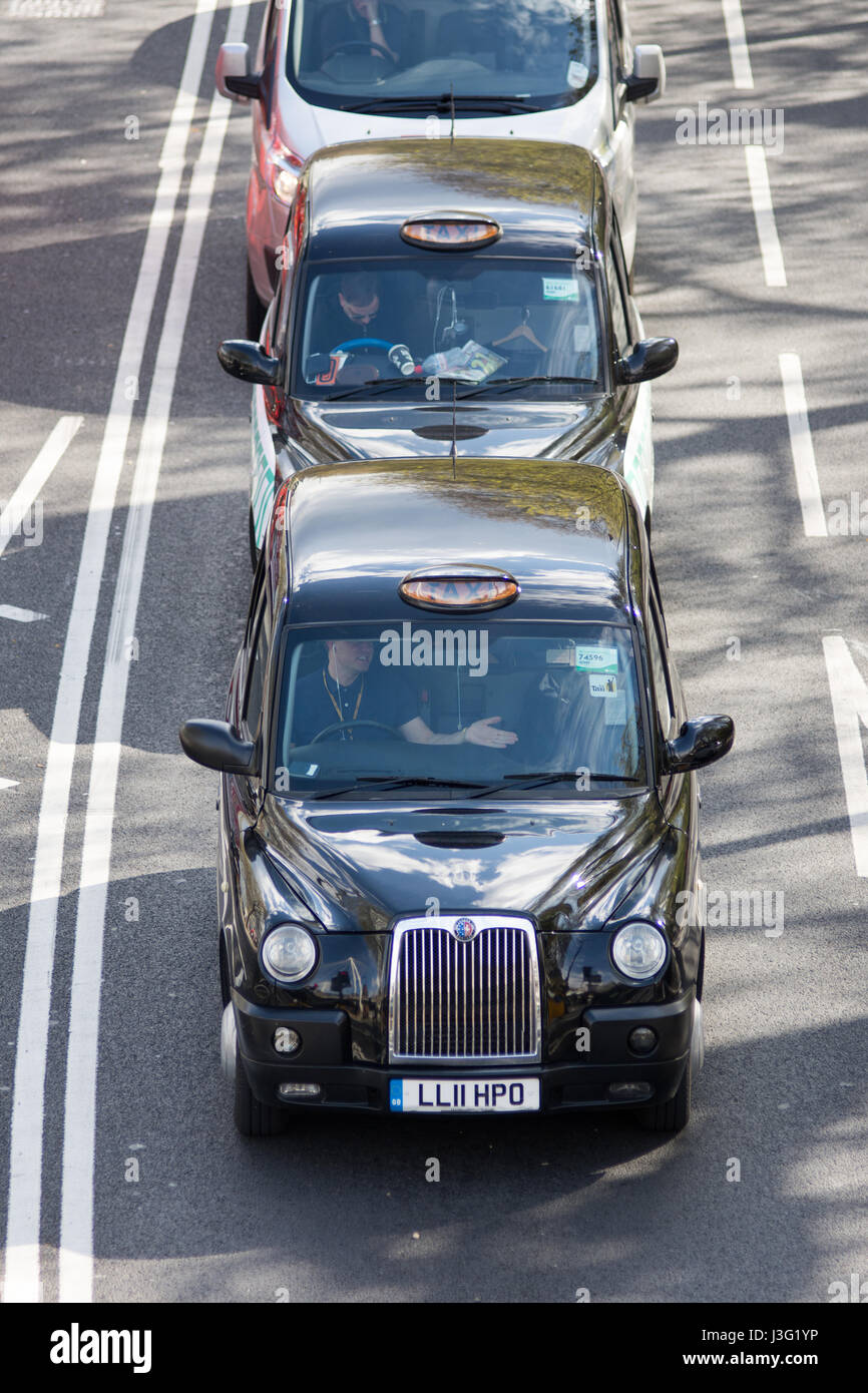 Londres, Angleterre - 30 Avril 2016 : London Taxis traditionnels au feu d'attente sur la route Londres remblai. Banque D'Images