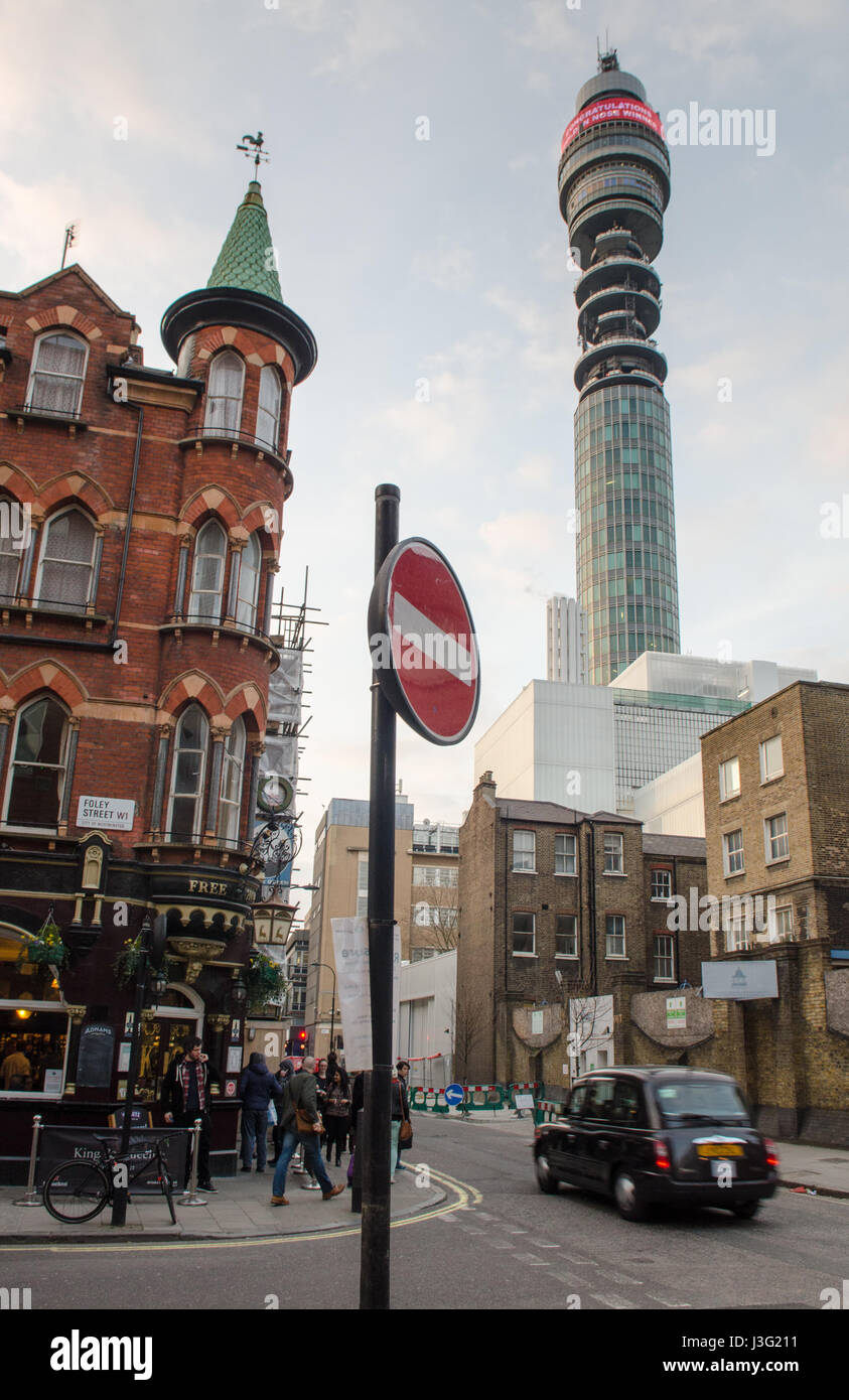 Londres, Angleterre - Mars 13, 2015 : recueillir de l'alcool sur le trottoir devant le roi et la Reine pub comme le trafic passe sur Cleveland Street dans le Fitzrovi Banque D'Images