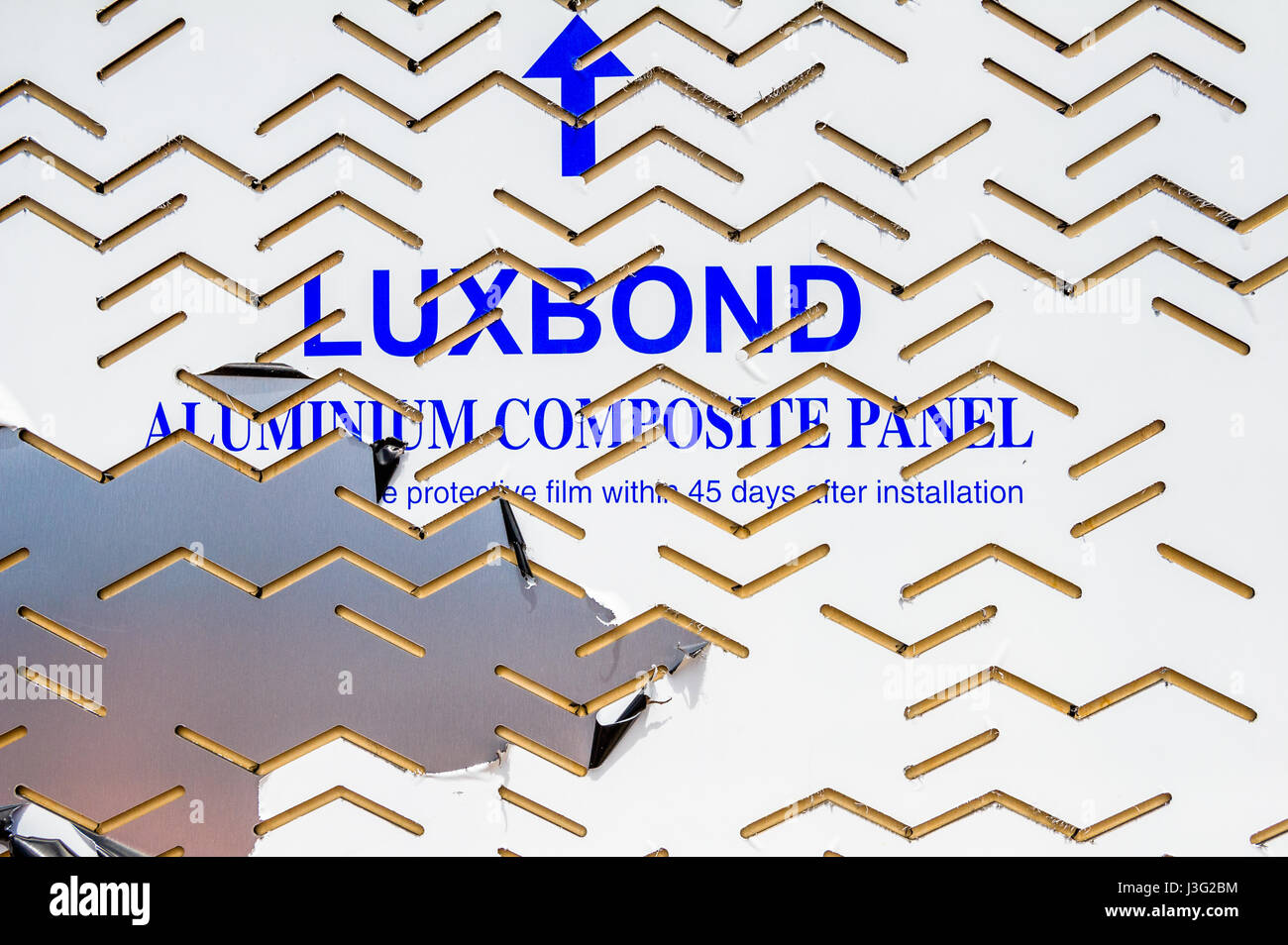 Film plastique couvrant Luxbond un panneau composite en aluminium Banque D'Images