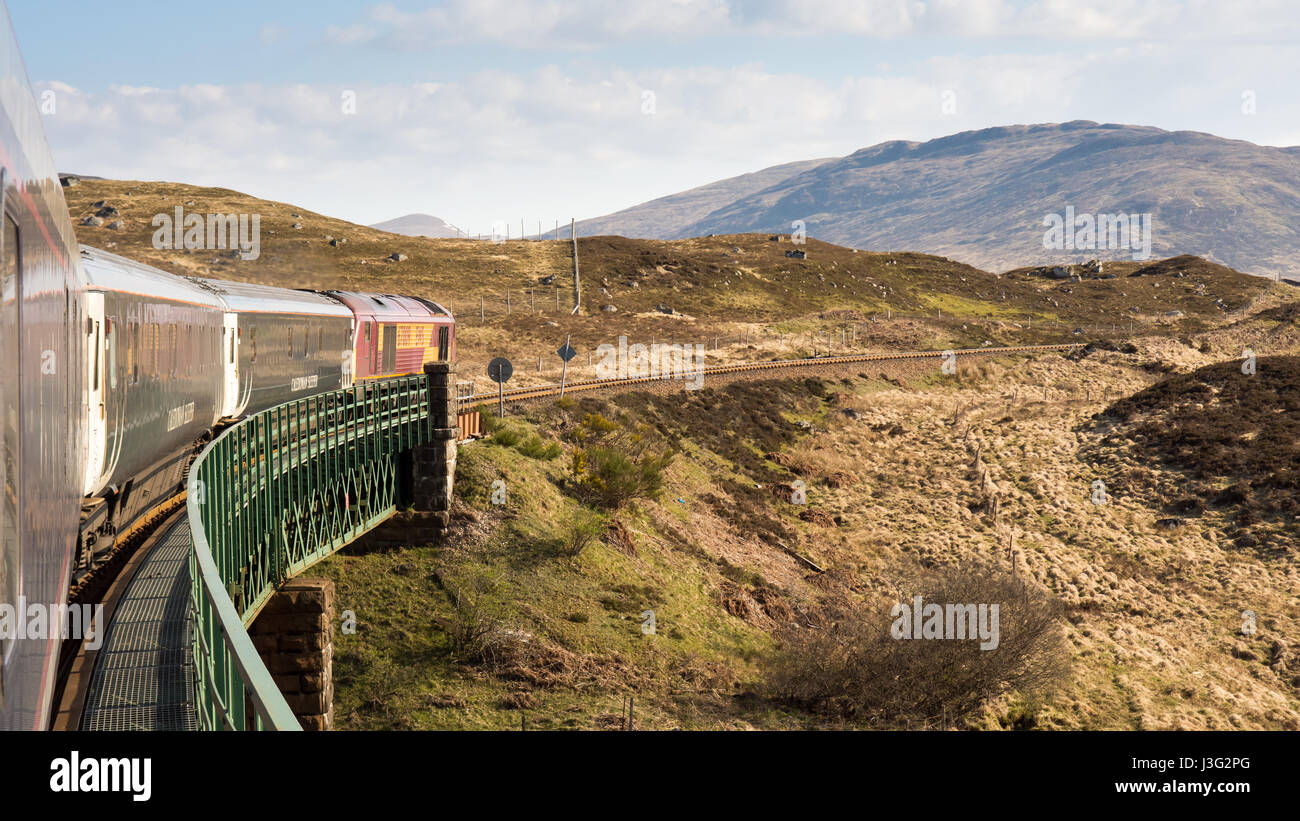 Rannoch, l'Ecosse - 11 mai 2016 : l'hôtel Caledonian Sleeper train passe sur le Viaduc de Rannoch scenic West Highland Line Railway dans le Scottish Highla Banque D'Images