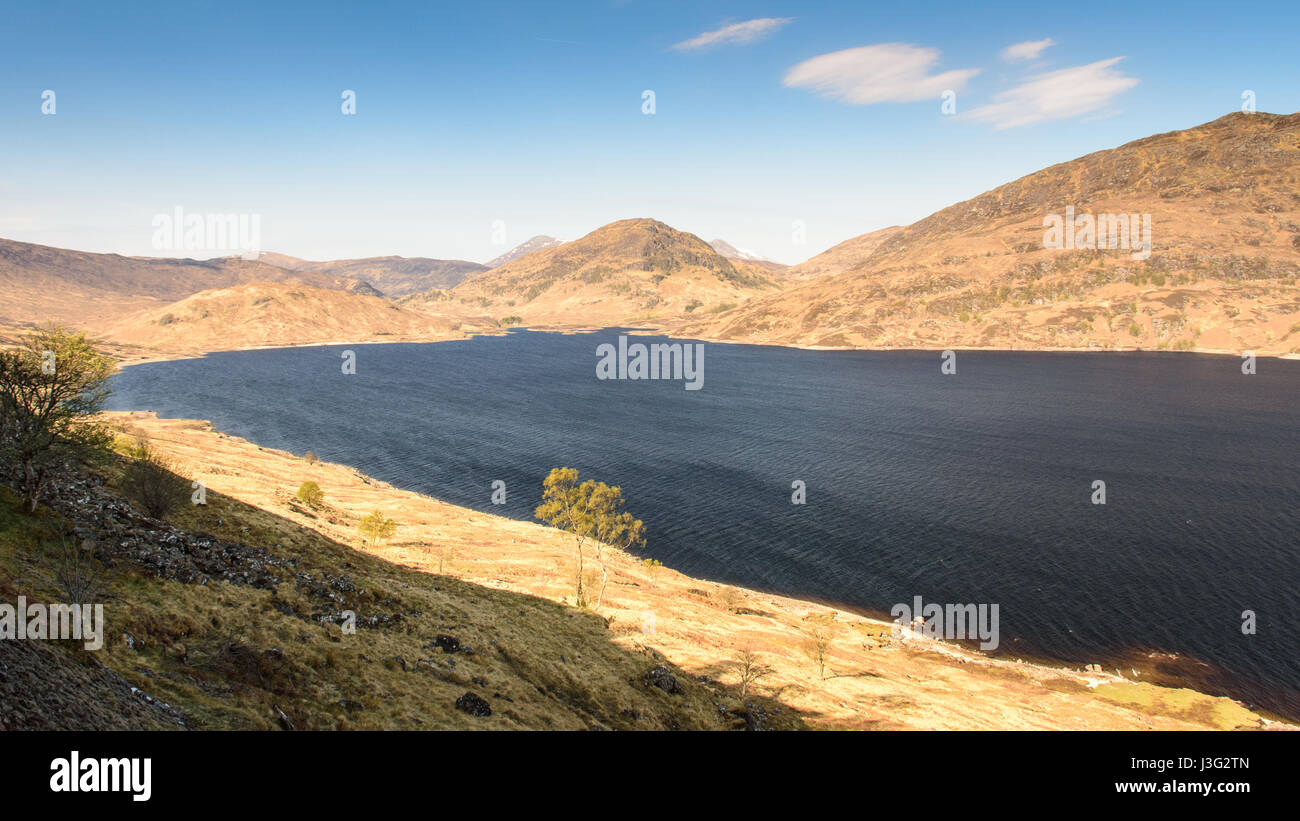 Réservoir Loch Treig sous des montagnes du massif de Nevis dans l'ouest des Highlands d'Écosse, comme vu de la West Highland Line Railway. Banque D'Images