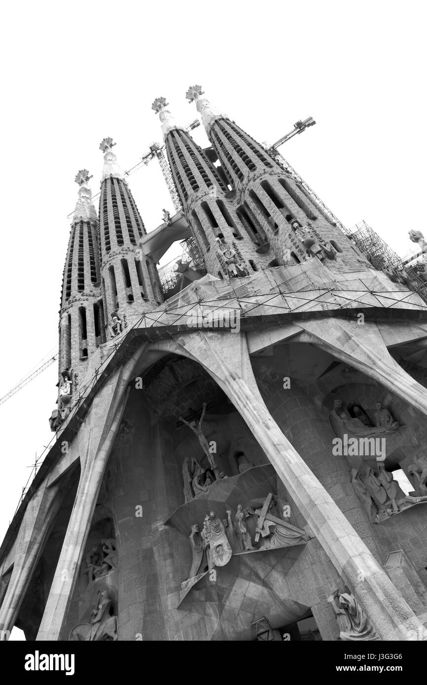 Barcelone, Espagne - 09 juin 2011 : la La Sagrada Familia par Antoni Gaudi à Barcelone. Image en noir et blanc, angle shot Banque D'Images