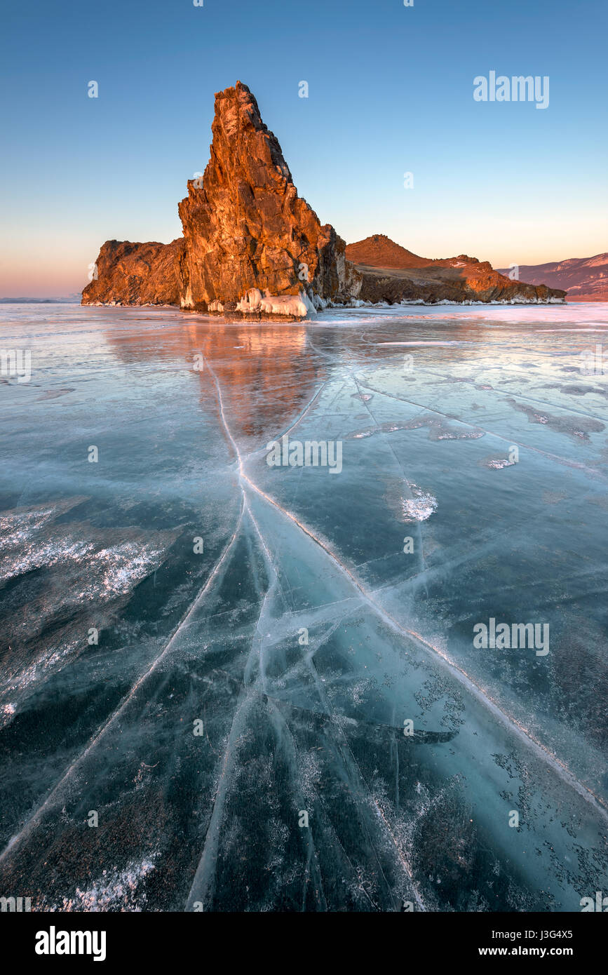 Glace de lac Baikal célèbre île Oltrek et au lever du soleil, le lac Baïkal, Russie Banque D'Images