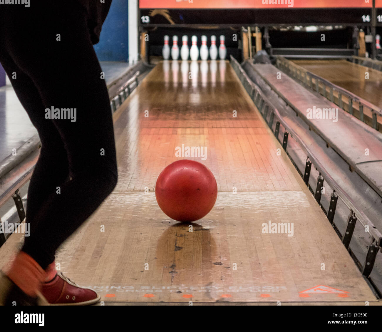 Boule rouler vers quilles sur Ten pin bowling Banque D'Images