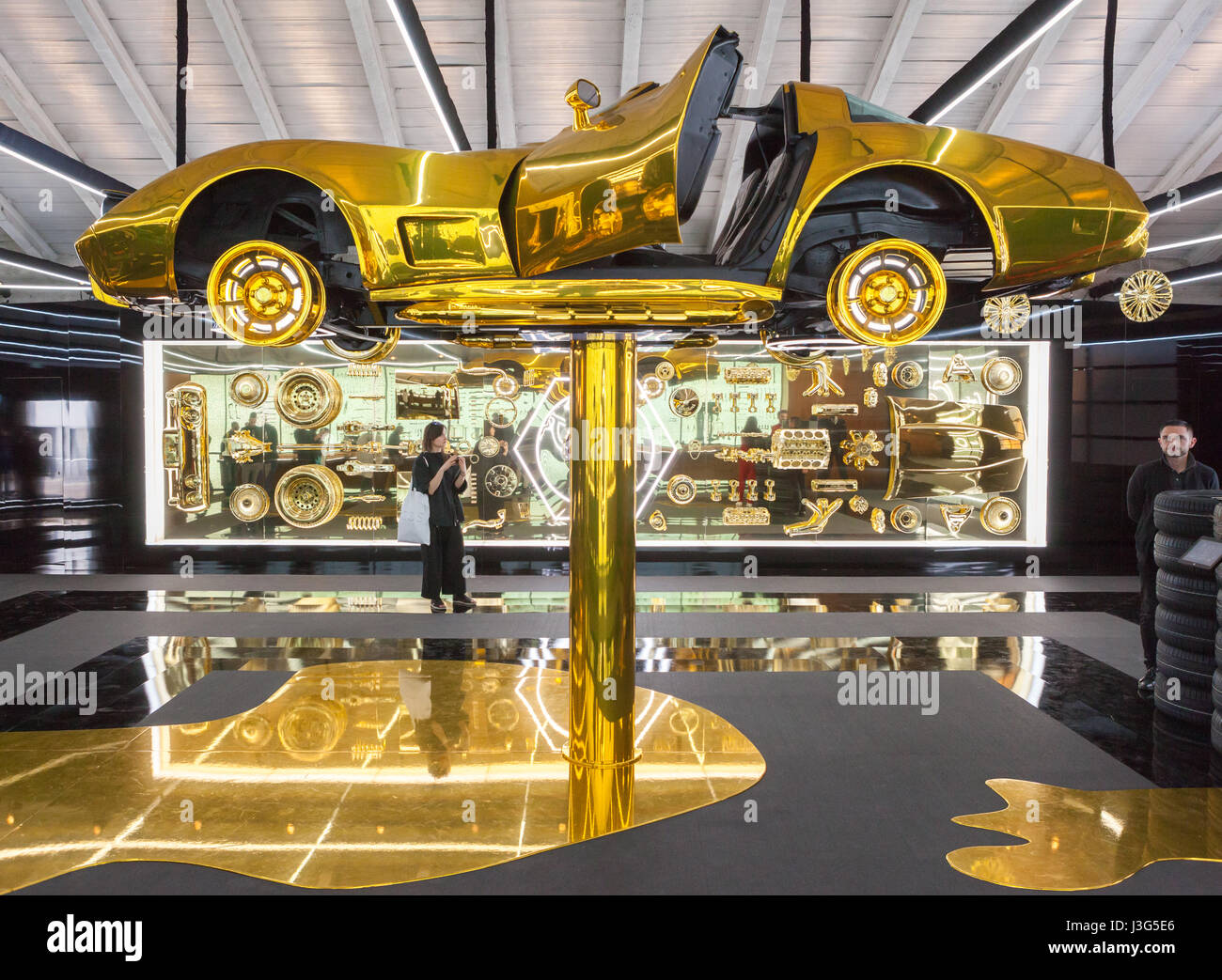 Une voiture en or, une installation par Cartier au Garage Sanremo durant la Design Week 2017. Milan, Italie Banque D'Images