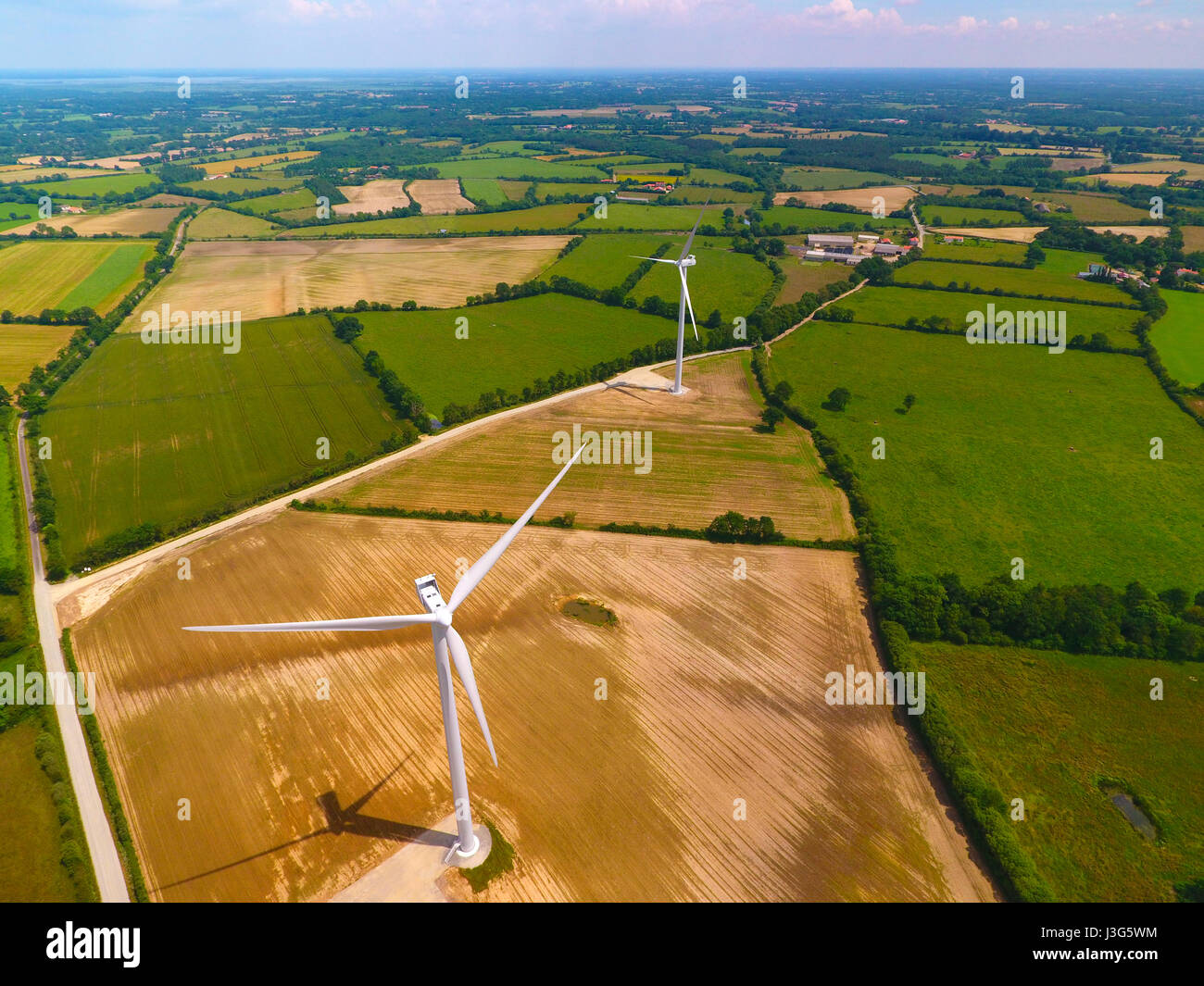 Vue aérienne des éoliennes à proximité de Sainte Pazanne, Loire Atlantique, France Banque D'Images