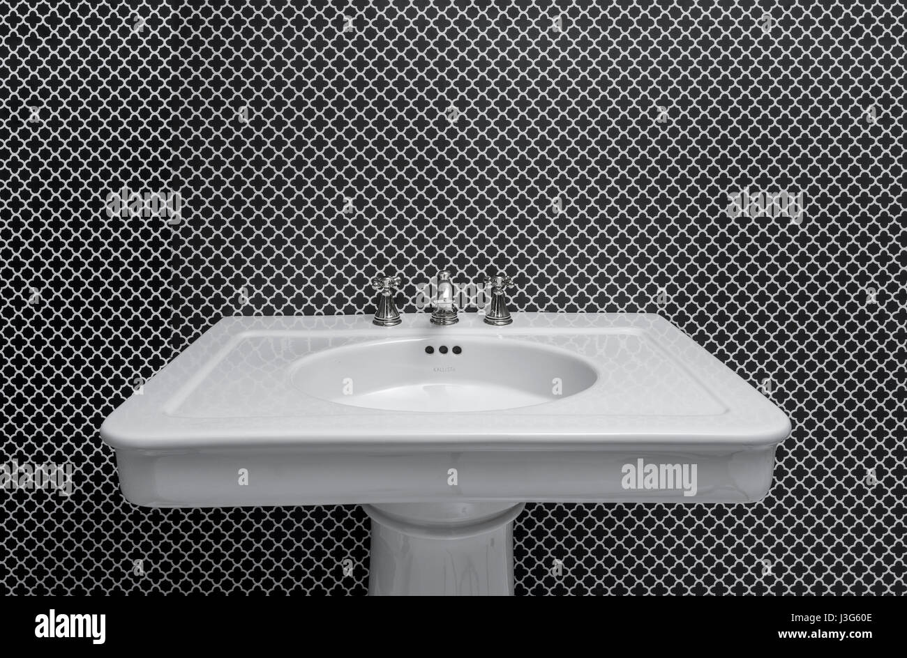 Salle de bains avec lavabo blanc motif papier peint animé Banque D'Images