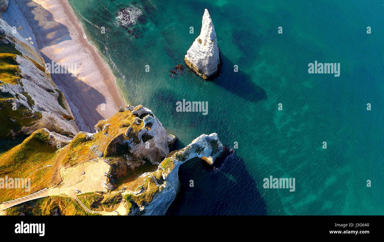 Vue aérienne de falaises d'Etretat sur la côte normande, Seine Maritime, France Banque D'Images